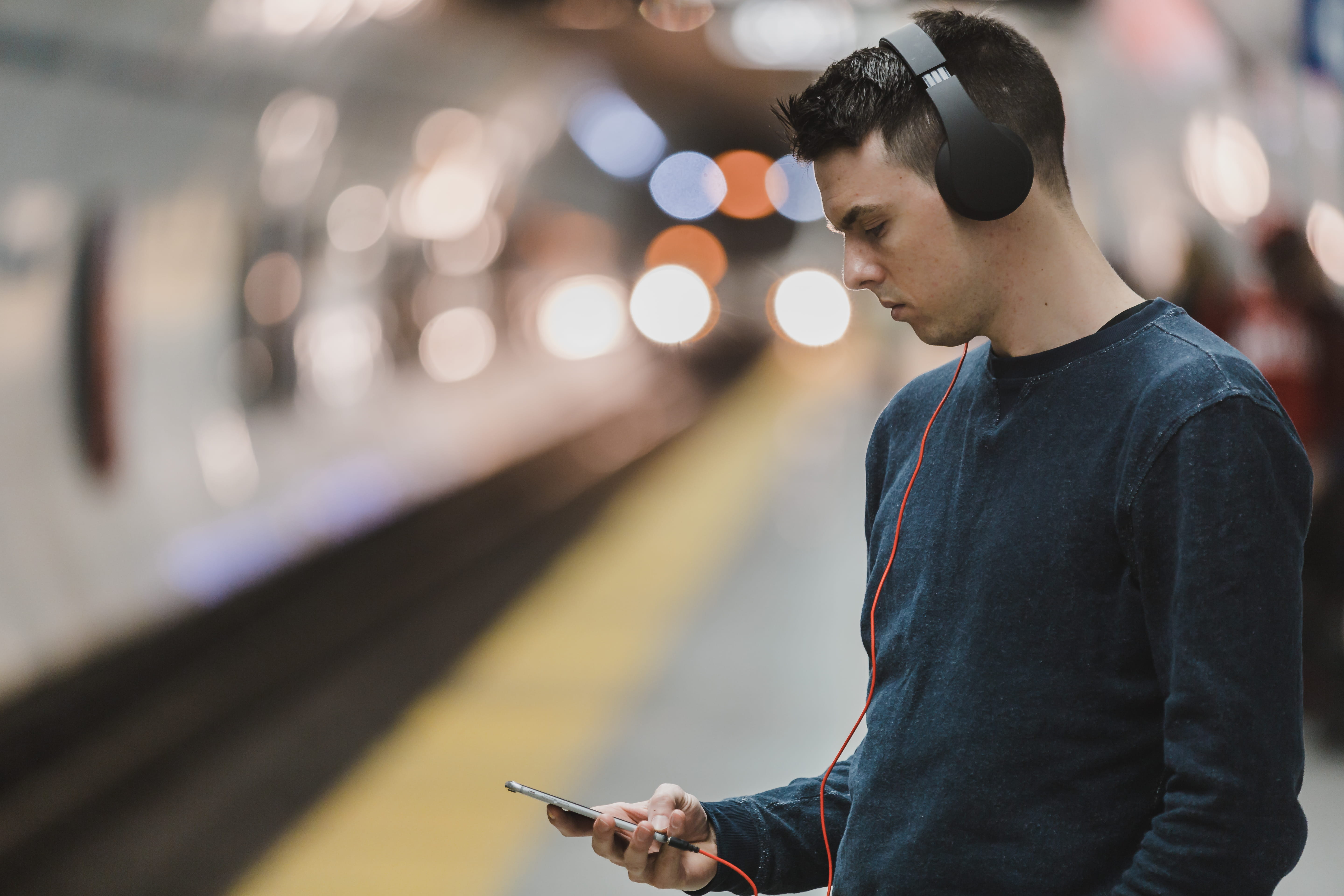 portable information device, action, 5K, looking, mobile phone, pose, adult, lifestyles, young men, text messaging, smartphone, young adult, headphones, HD Wallpaper