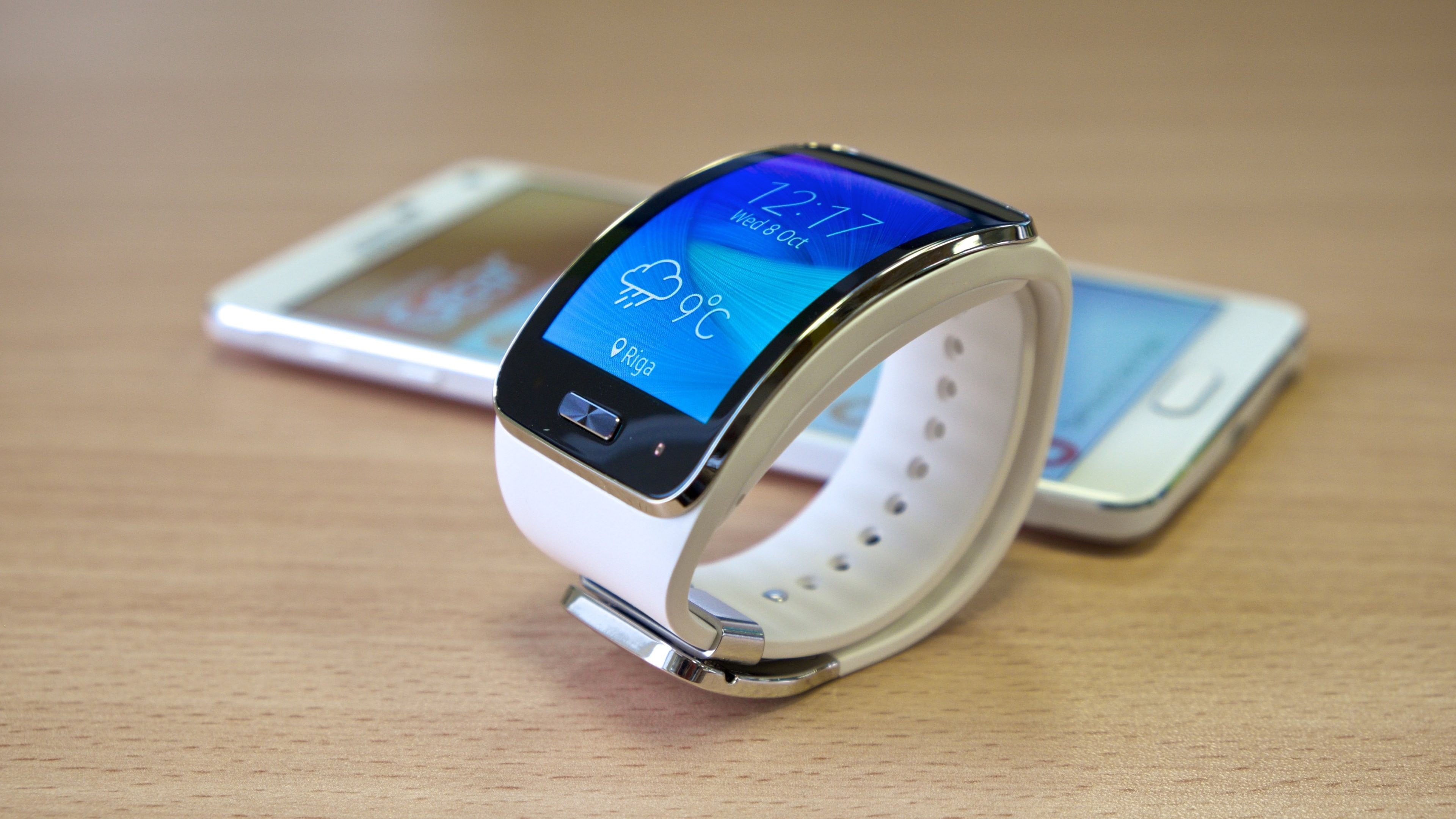 smartwatches, smart watch review, beside, gear, samsung, Samsung Galaxy Gear Watch, 4K, turn, Samsung Galaxy Models, smartphone, HD Wallpaper