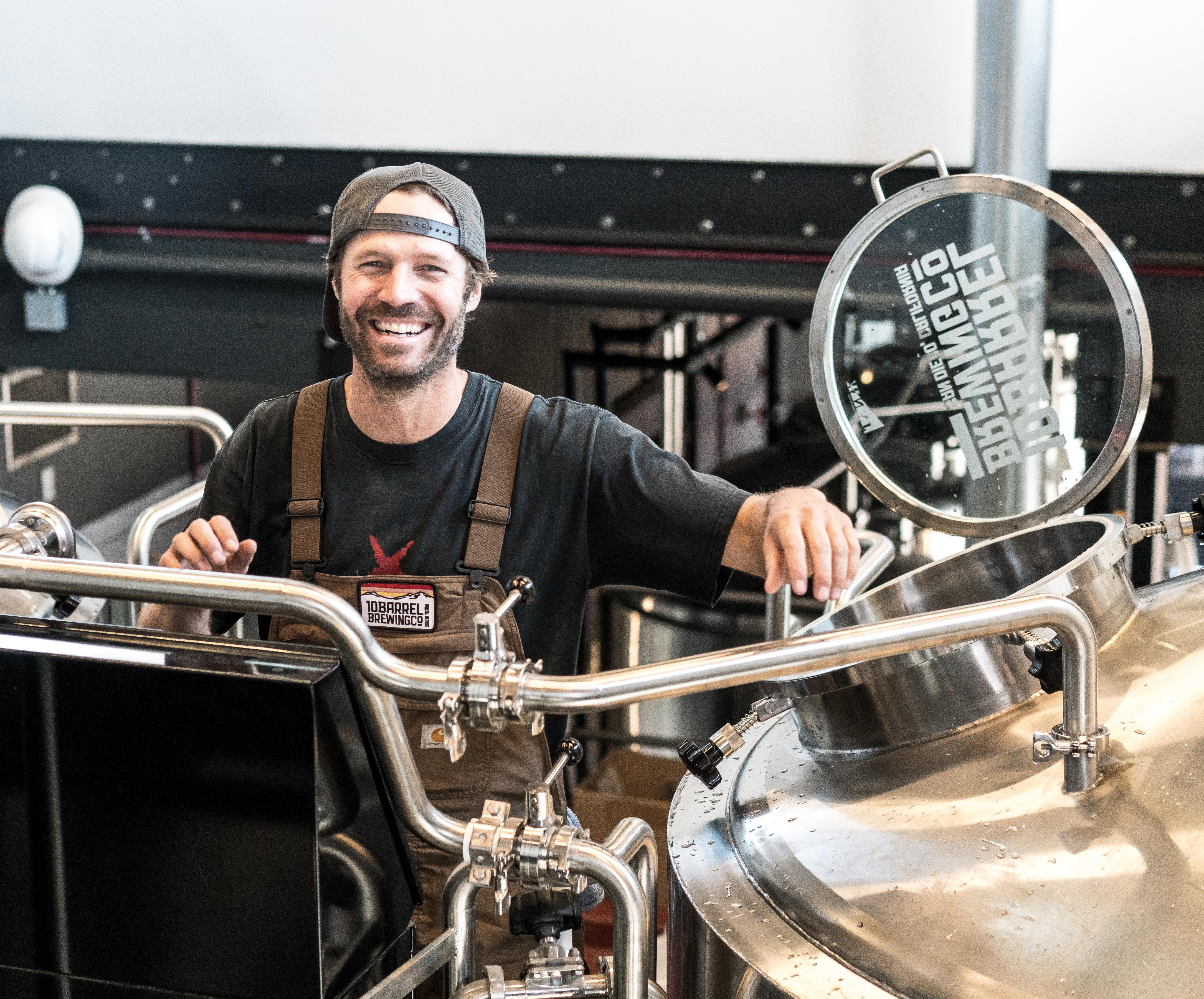 mode of transportation, brewery, person, man, adult, shopping, standing, gray, facial hair, smile, bars, near, emotion, working, happily, mechanic, men, HD Wallpaper