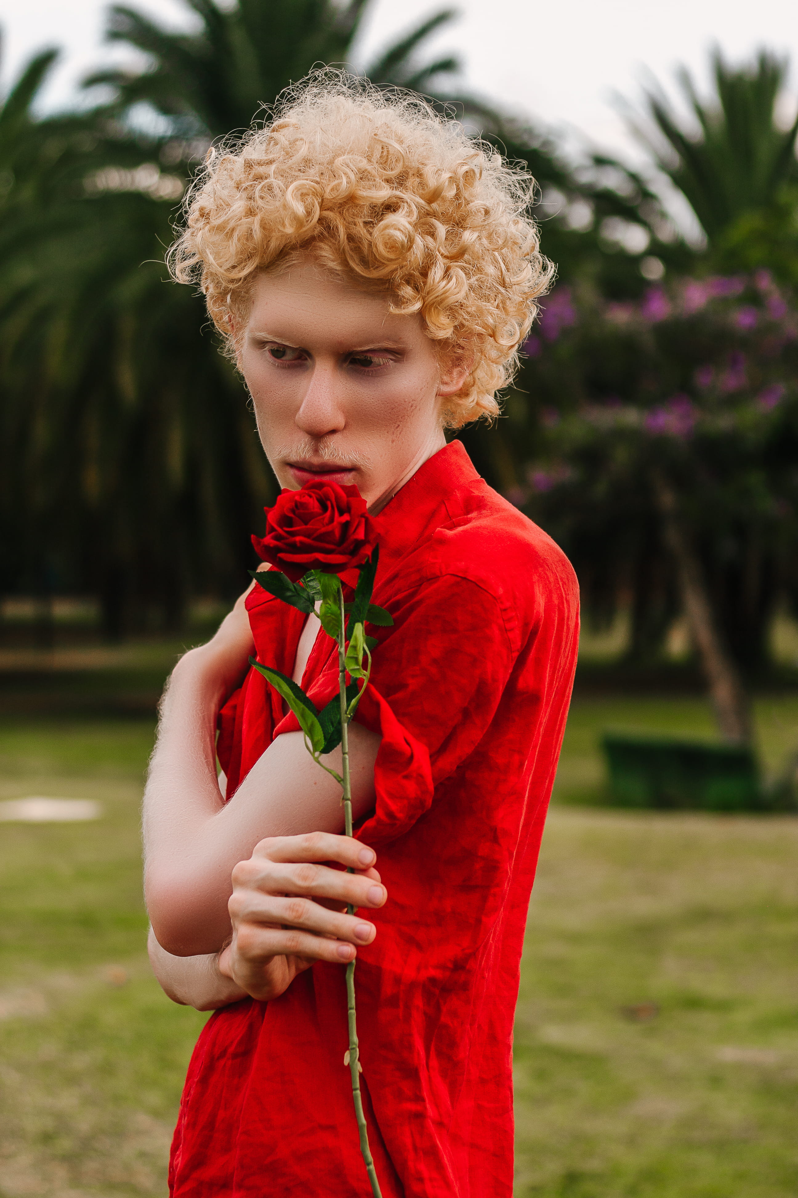 lifestyles, close-up, day, young, flowering plant, model, male, women, trees, landscape, rose, flower, 4K, posing, plant, human, casual, young adult, focus on foreground, Phone HD Wallpaper
