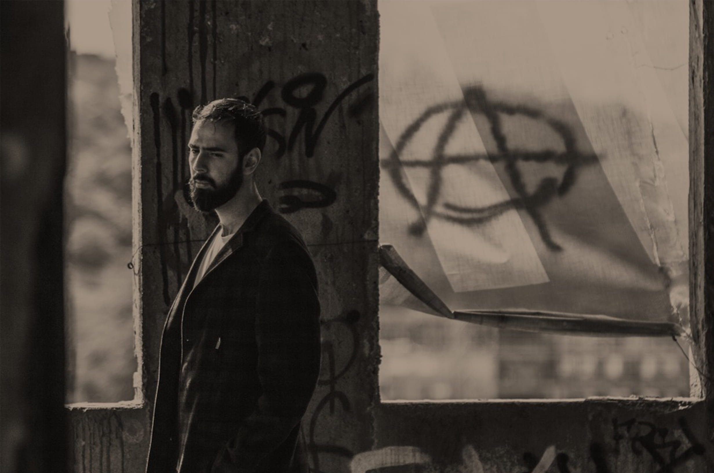 facial expression, suit, day, real people, one person, hipster, outdoors, fine-looking, 1080P, facial hair, building exterior, grayscale, lifestyles, street, HD Wallpaper