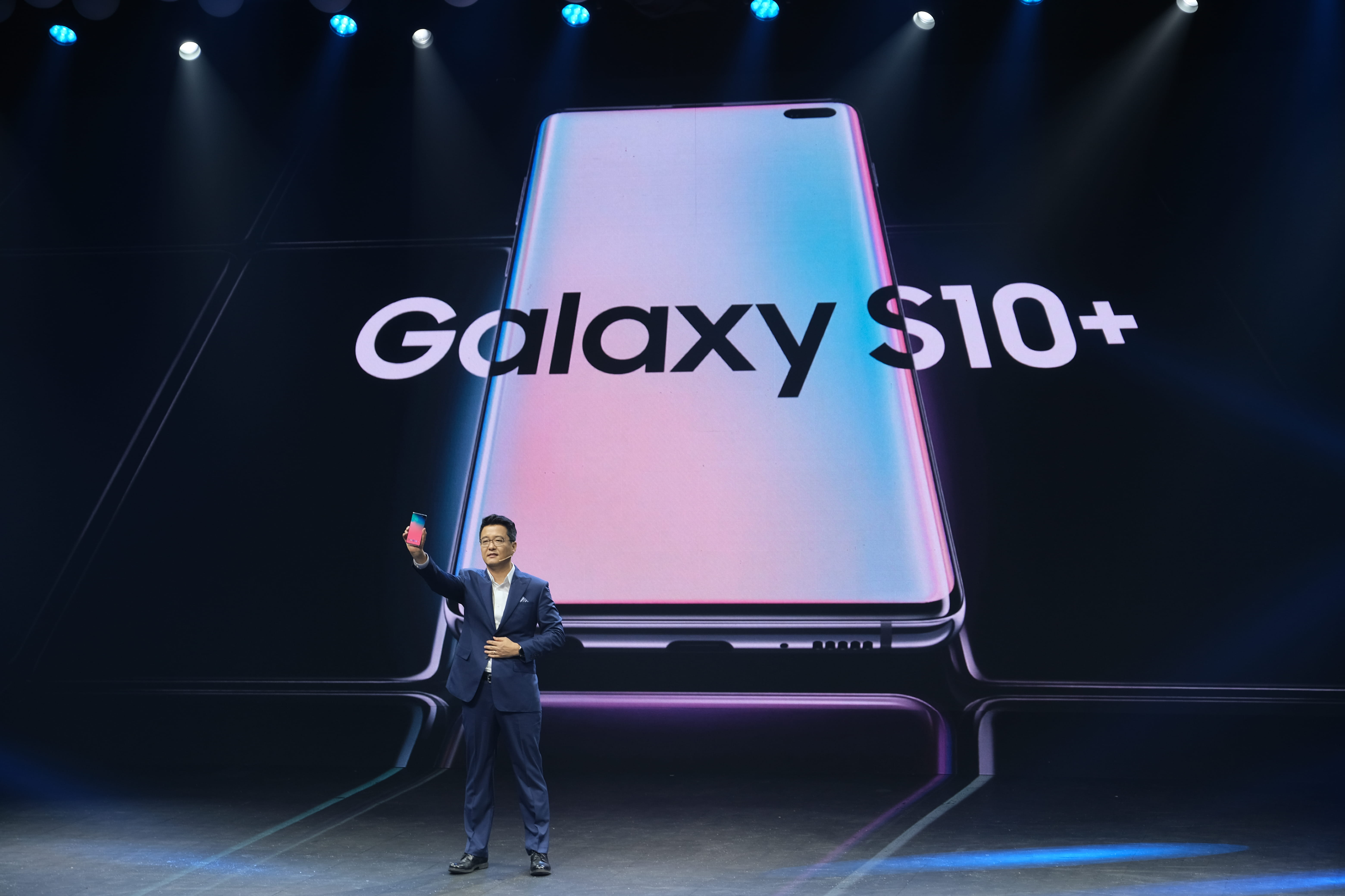 illuminated, information, beside, young adult, global communications, western script, indoors, young men, full length, samsung, sign, one person, black, HD Wallpaper