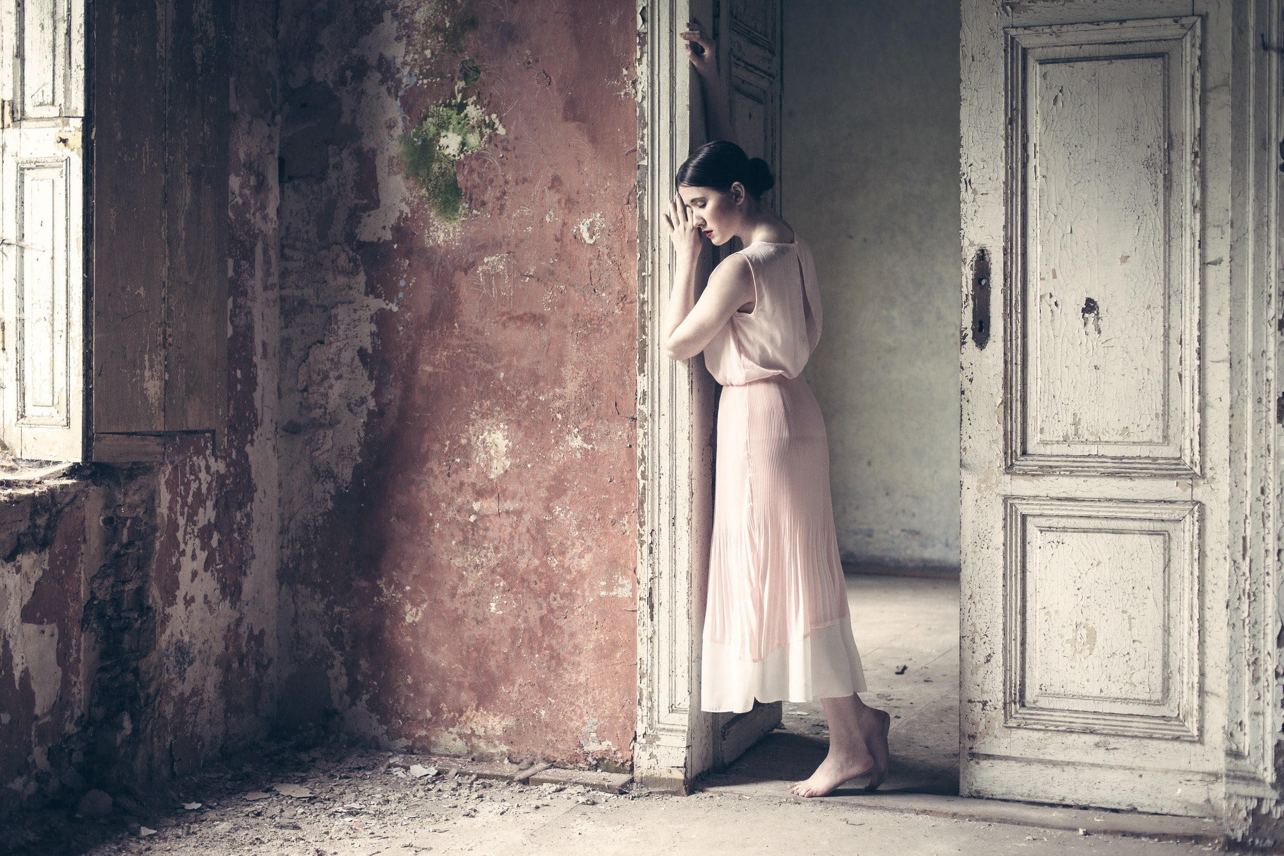 architecture, 1080P, beauty, entrance, beautiful people, one person, standing, contemplation, room, door, beautiful woman, women, fashion, old, adult, HD Wallpaper