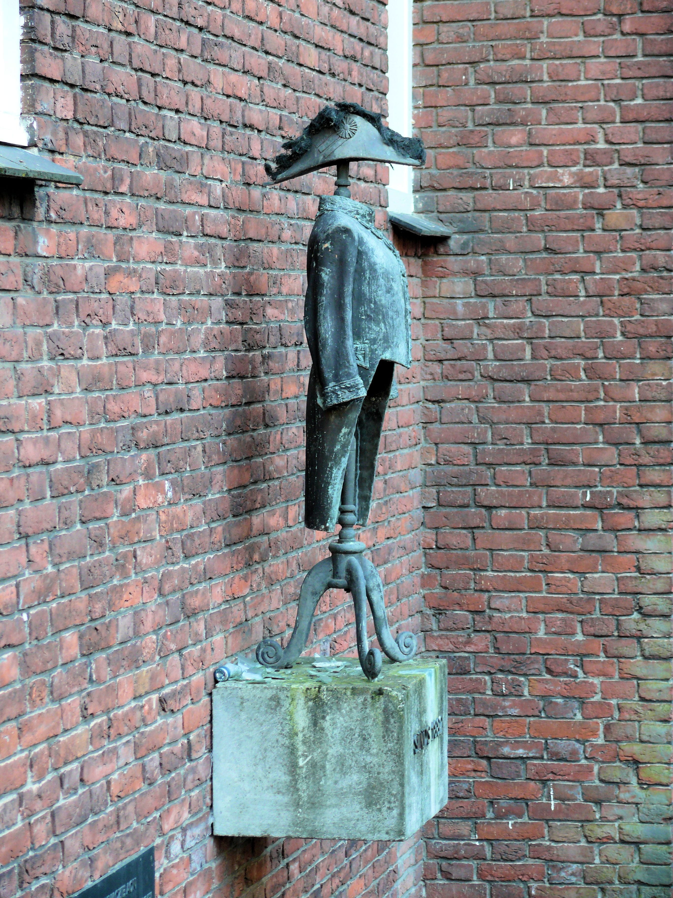tunic, metal, brass, building exterior, hertogenbosch, art and craft, outdoors, day, pendant, brick, creativity, low angle view, hat, 2K, close-up, statue, Phone HD Wallpaper