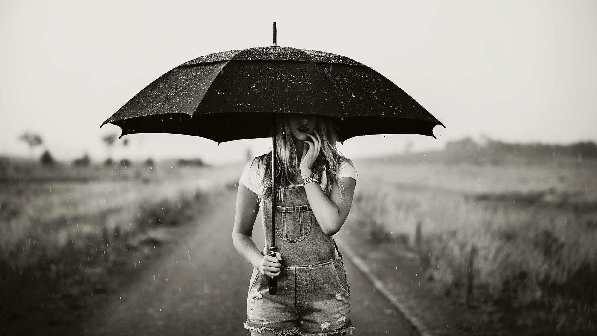 women outdoors, 1080P, covered face, women, monochrome, umbrella, blonde, T-shirt, overalls, HD Wallpaper