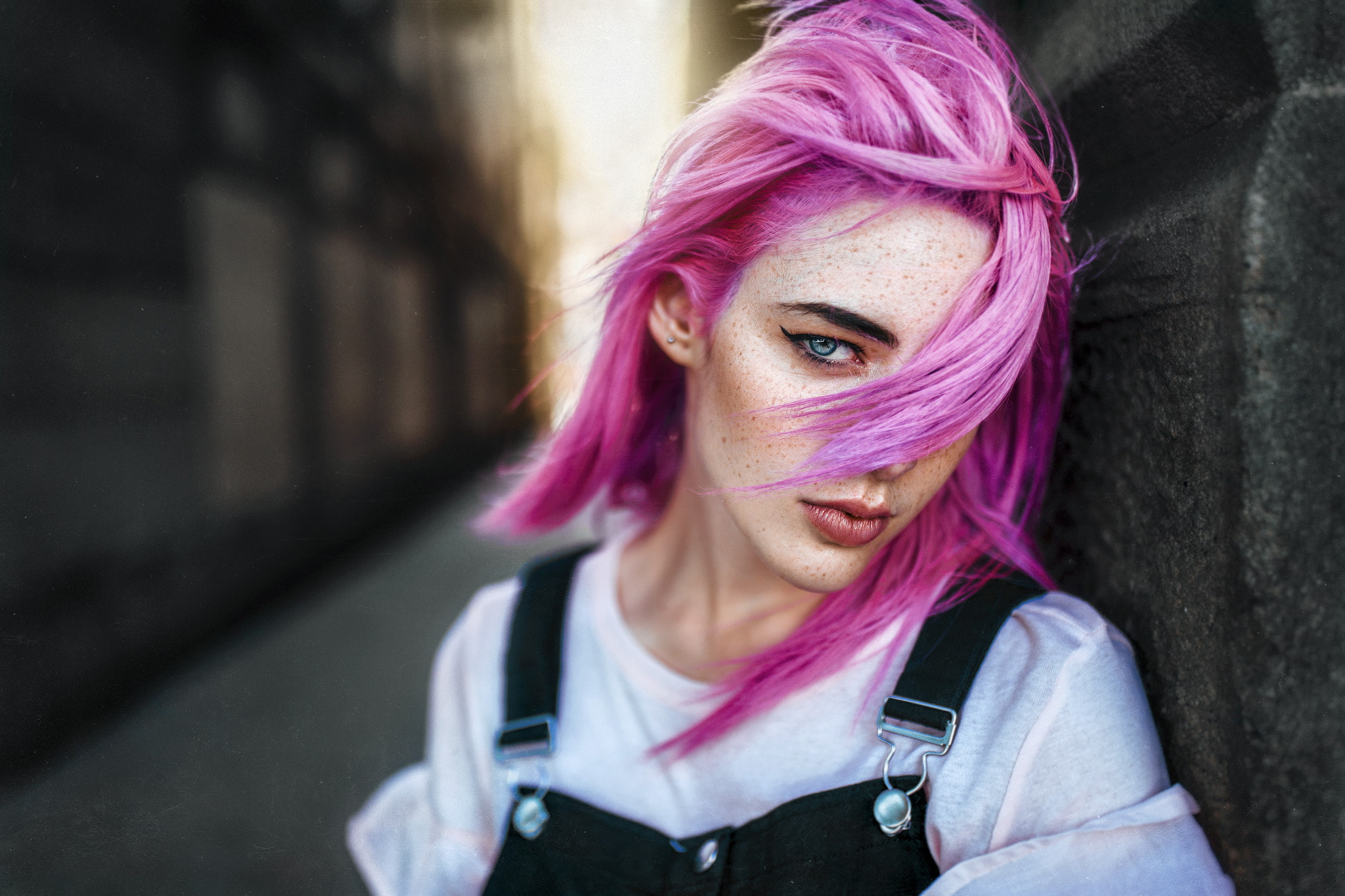 blue eyes, pink hair, women, 1080P, depth of field, hair in face, freckles, face, eyeliner, overalls, HD Wallpaper