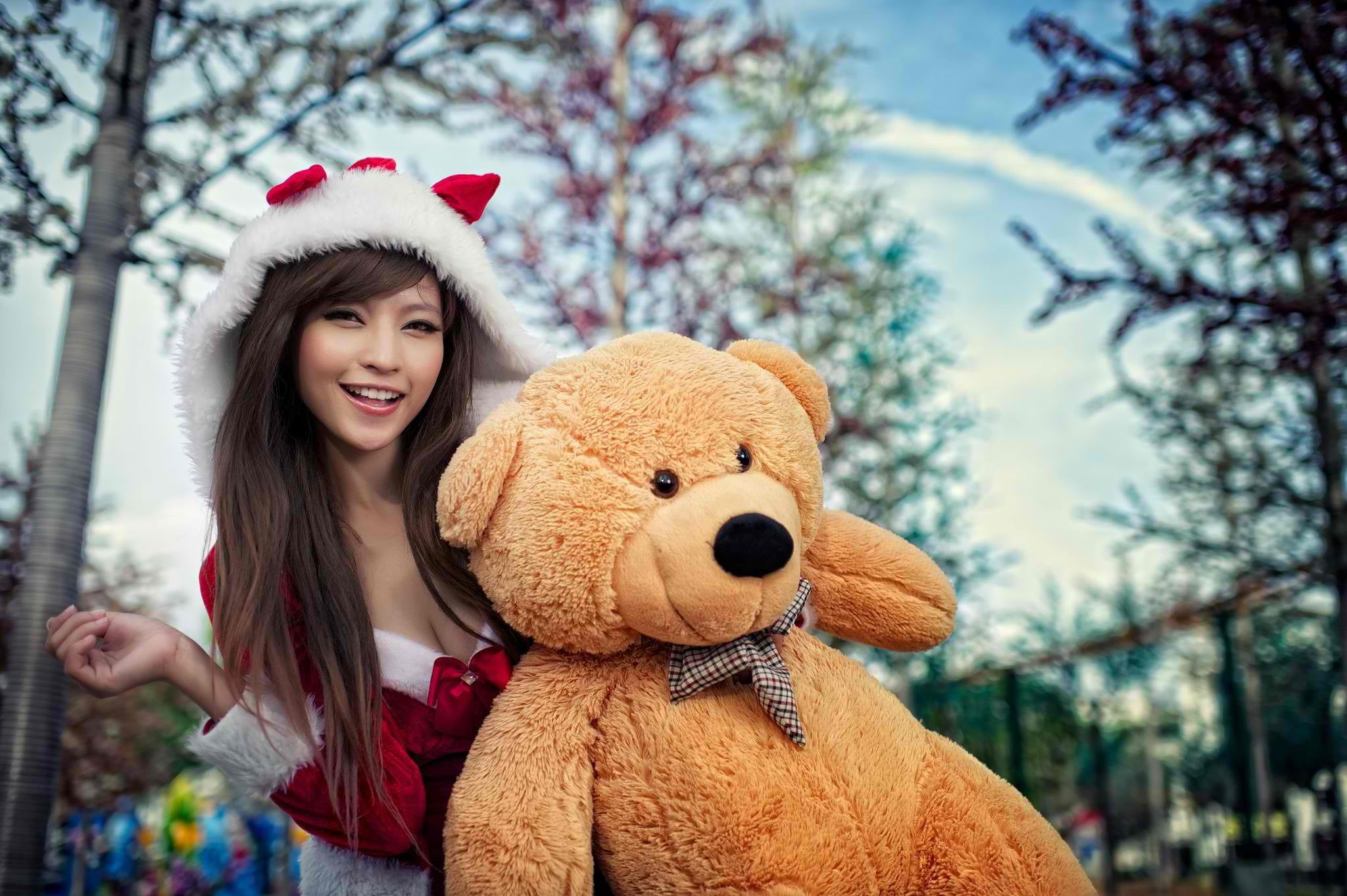 stuffed toy, day, Asian, Santa costume, lifestyles, outdoors, hat, winter, model, emotion, one person, teddy bear, women, long hair, wavy hair, hairstyle, HD Wallpaper
