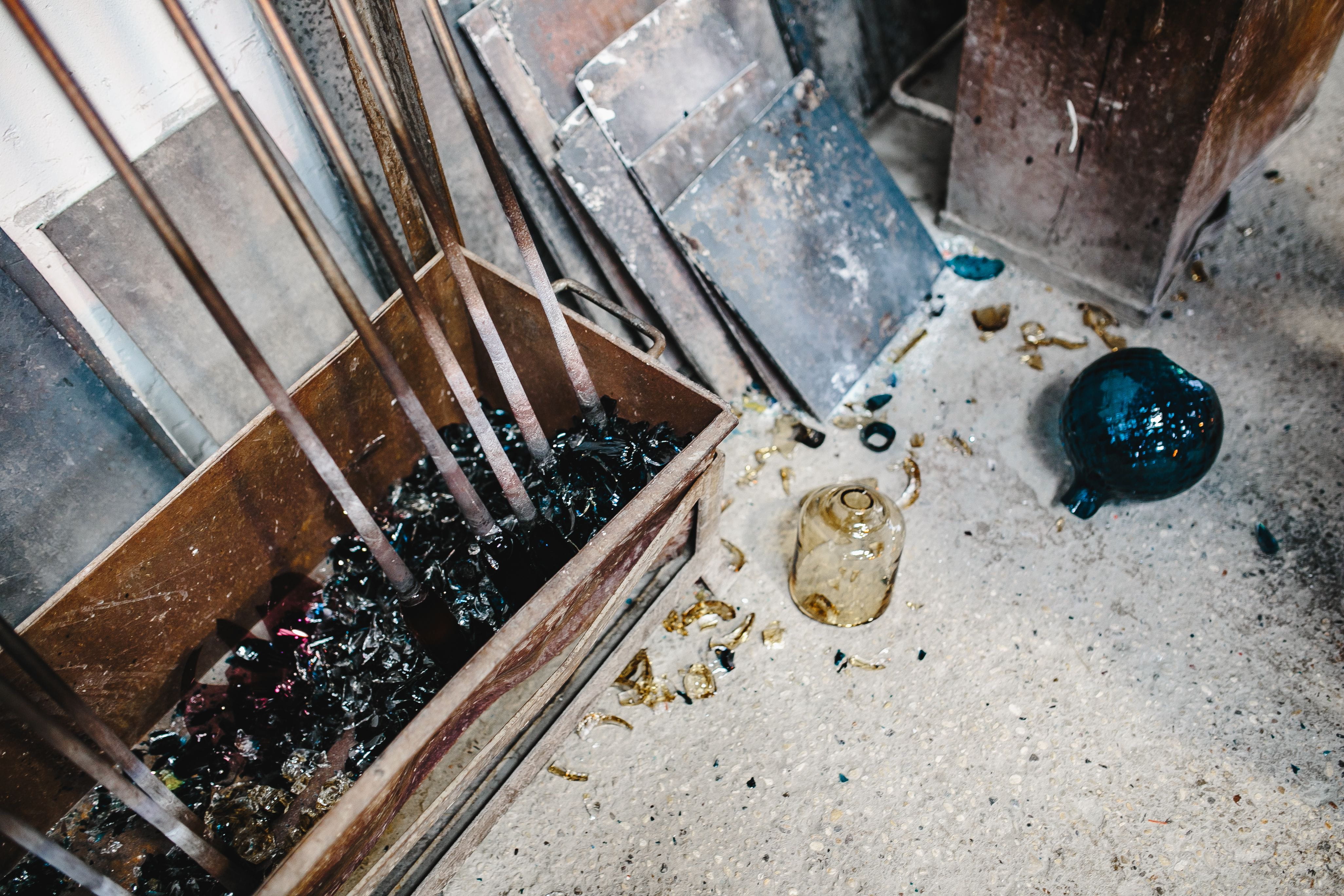 still life, abandoned, factory, architecture, equipment, glass, museum, dirty, workshop, handmade, old, rusty, retail, Murano, business, manufacturing, HD Wallpaper