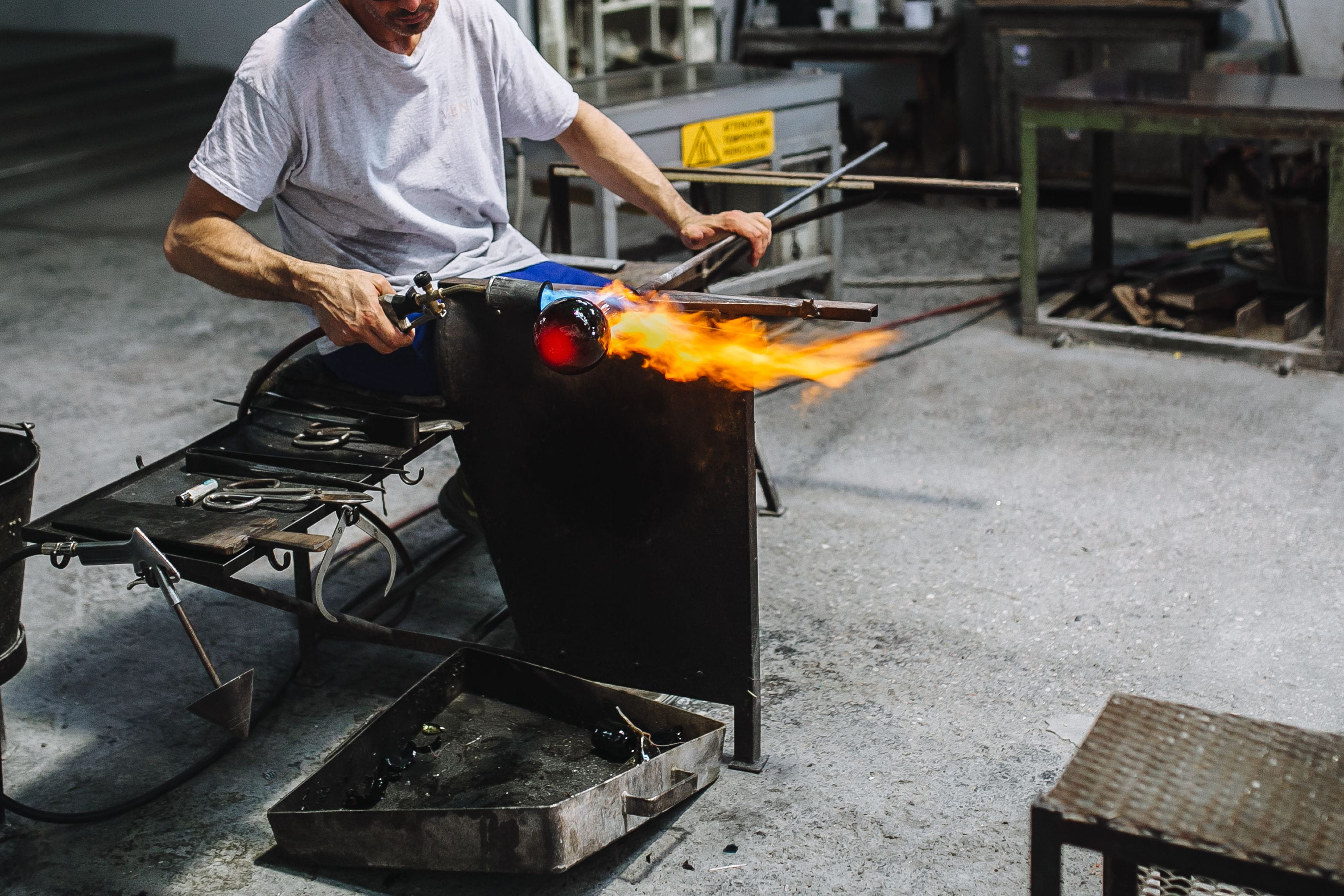 Venini, smoke - Physical Structure, standing, Italy, cooking, metal industry, museum, preparation, real people, front view, fire, holding, men, working, HD Wallpaper