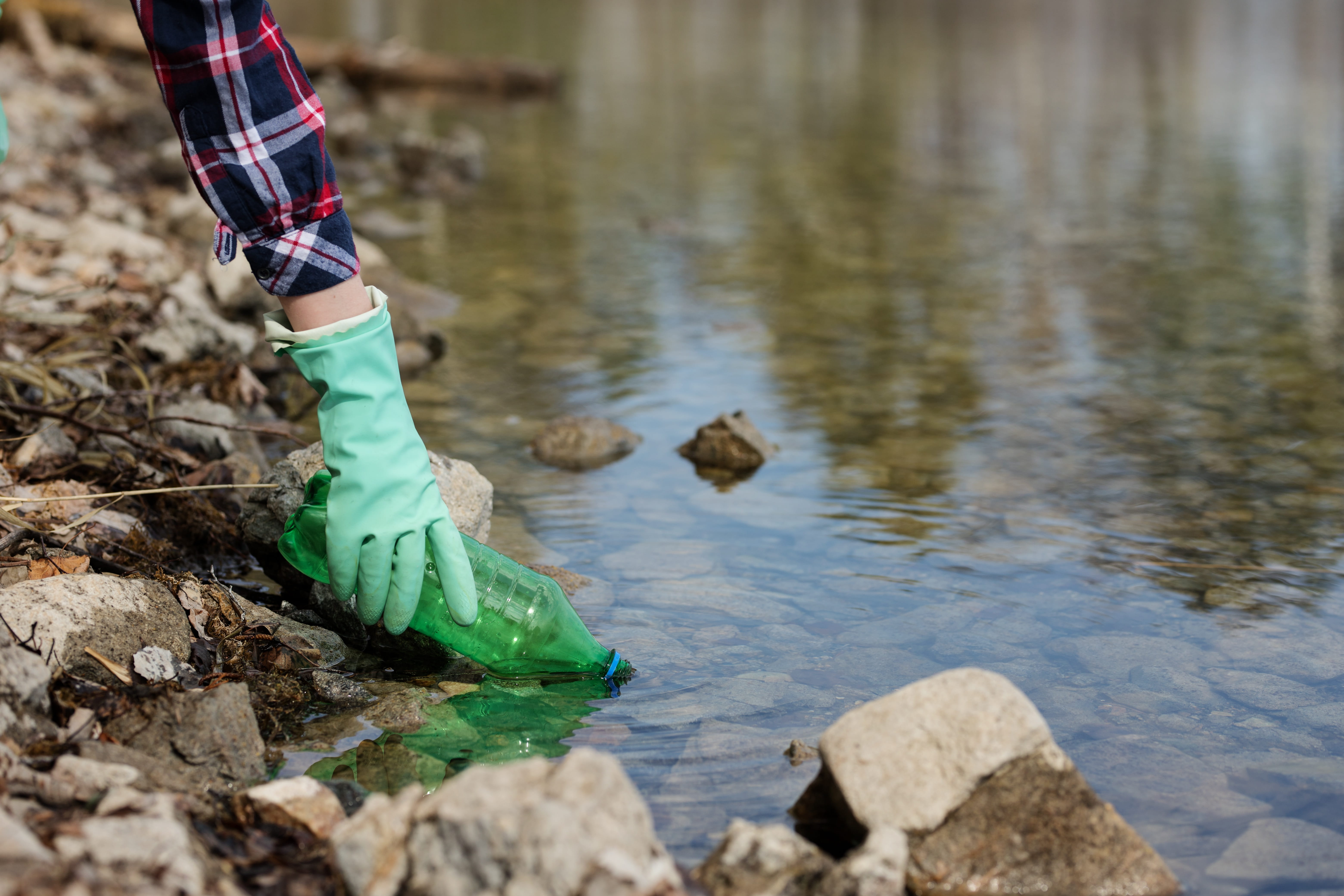 shoe, lifestyles, nature, pollution, gardening, outdoors, solid, cleaning, land, garbage, day, planet, human leg, global, 5K, rock, human foot, one person, HD Wallpaper