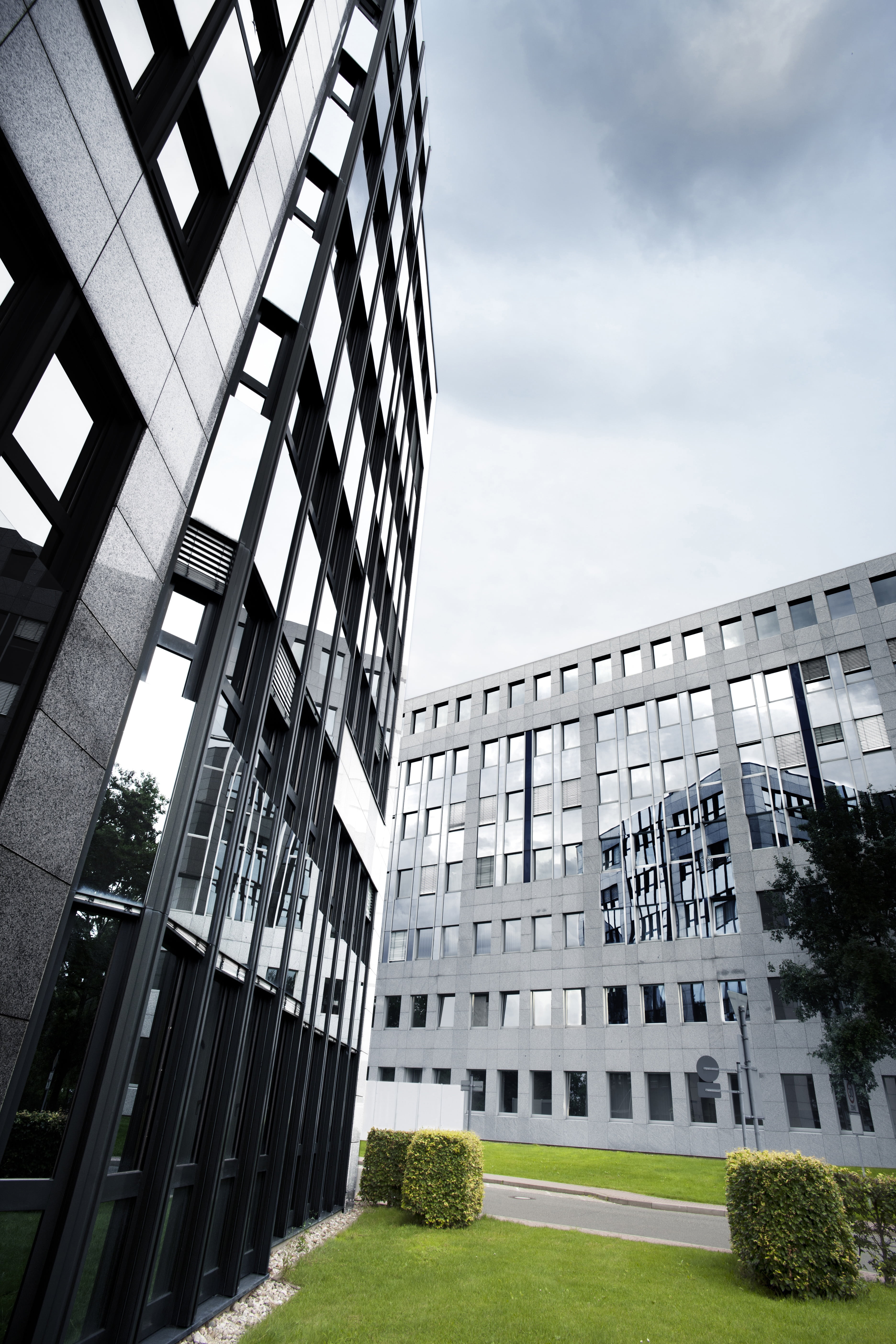 building, exceptional, modern, window, mirroring, built structure, low angle shot, glass, futuristic, low angle view, office, grass, concrete, geometric, Phone HD Wallpaper