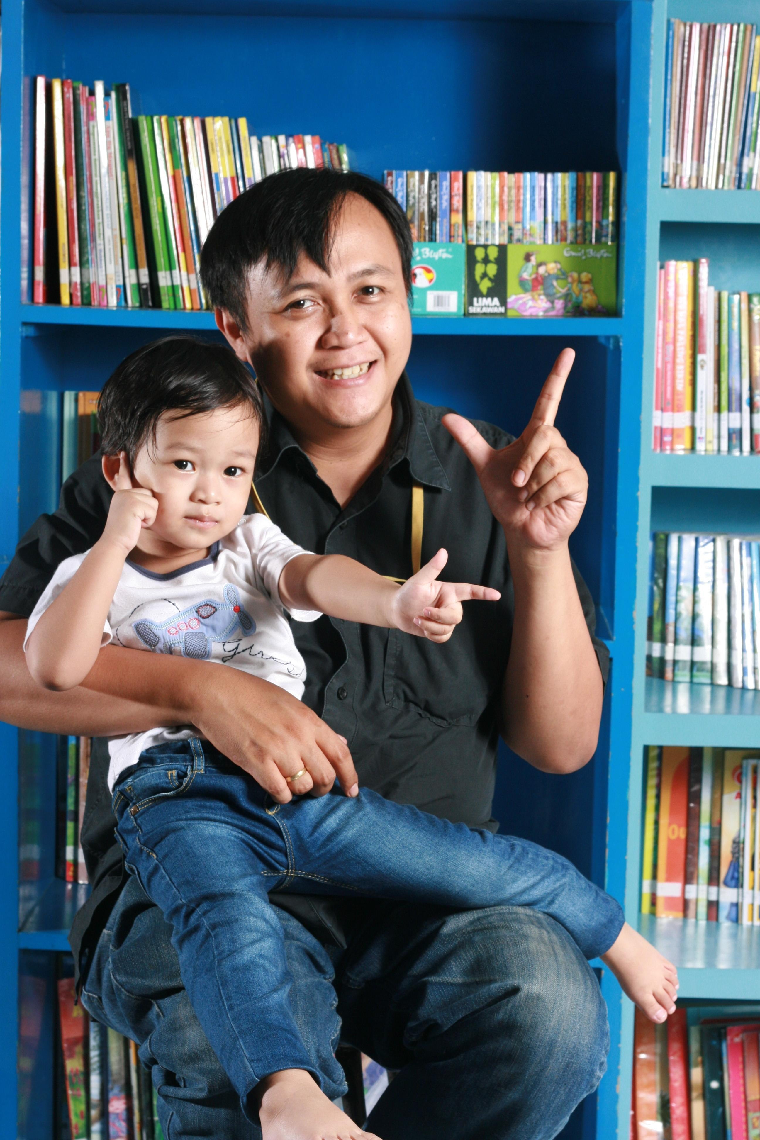 learning, looking at camera, education, family, book, man, happy, males, reading, publication, boy, library, blue, childhood, positive emotion, top, boys, Phone HD Wallpaper