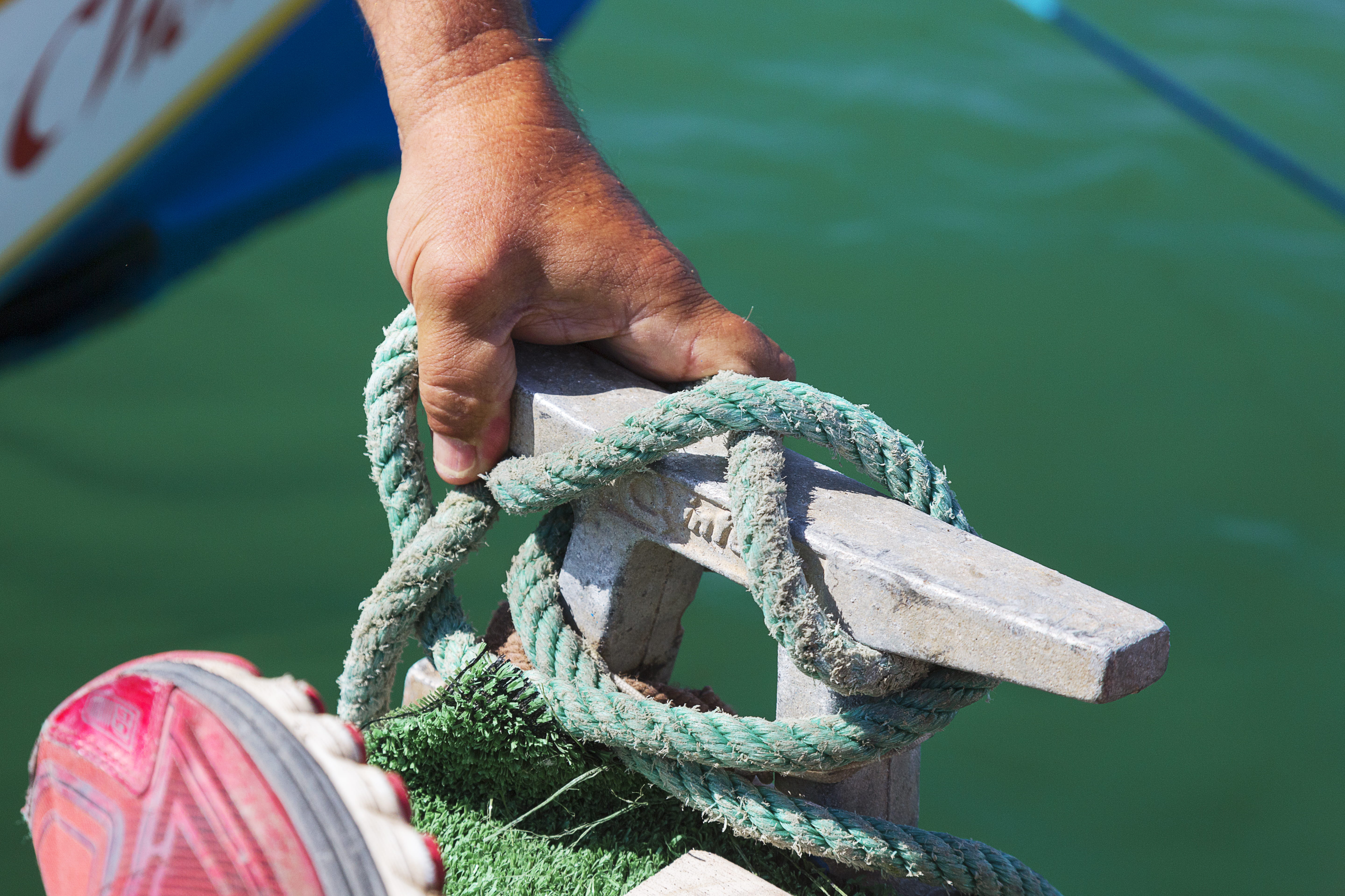 quinoal, 5K, agua, work, close-up, green color, blue, rope, spain, fisherman, amarre, human hand, human body part, sunlight, cuerda, finger, nature, málaga, HD Wallpaper