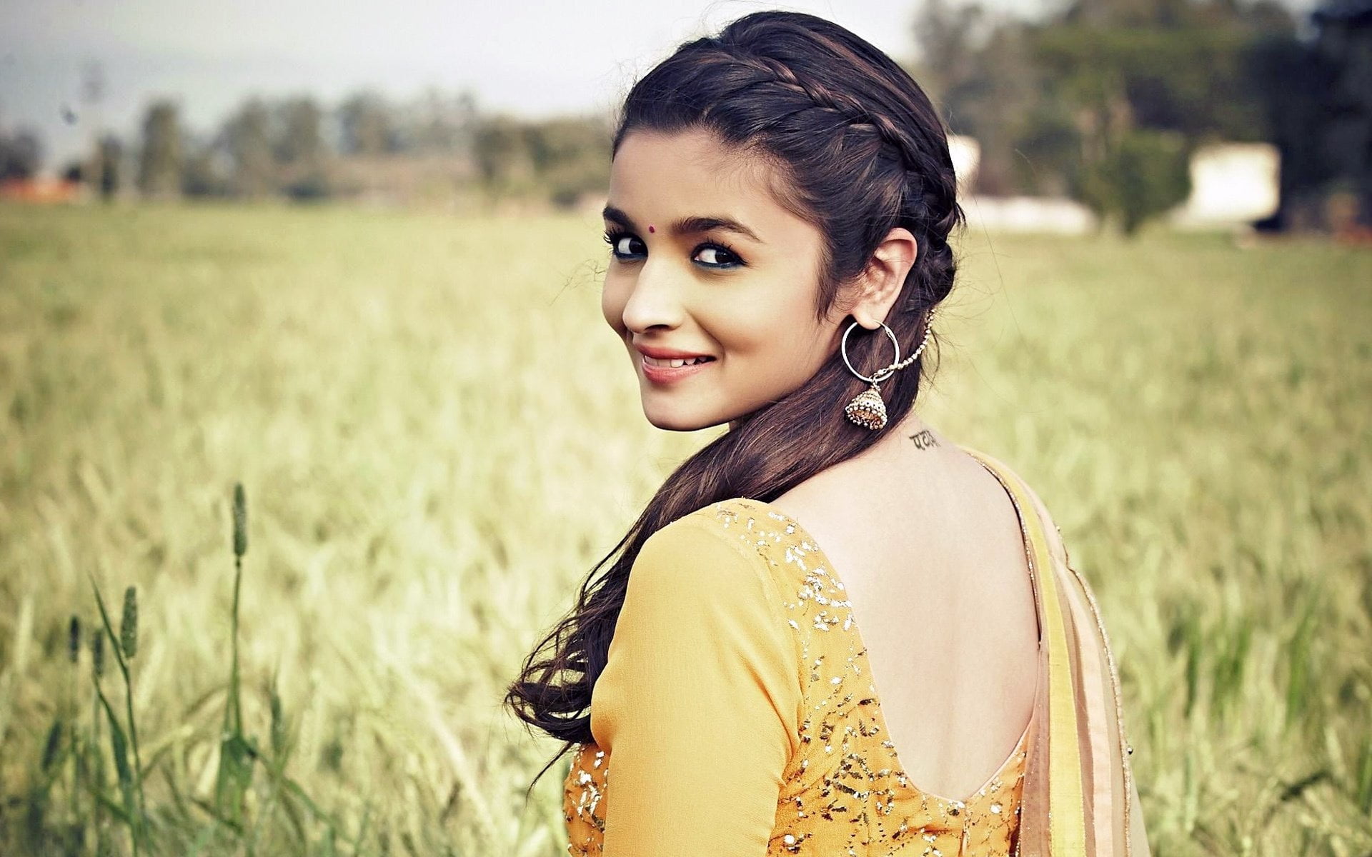looking at camera, adult, women, one person, jewelry, beauty, looking over shoulder, Alia Bhatt, Humpty Sharma Ki Dulhania, outdoors, plant, hair, 1080P, HD Wallpaper