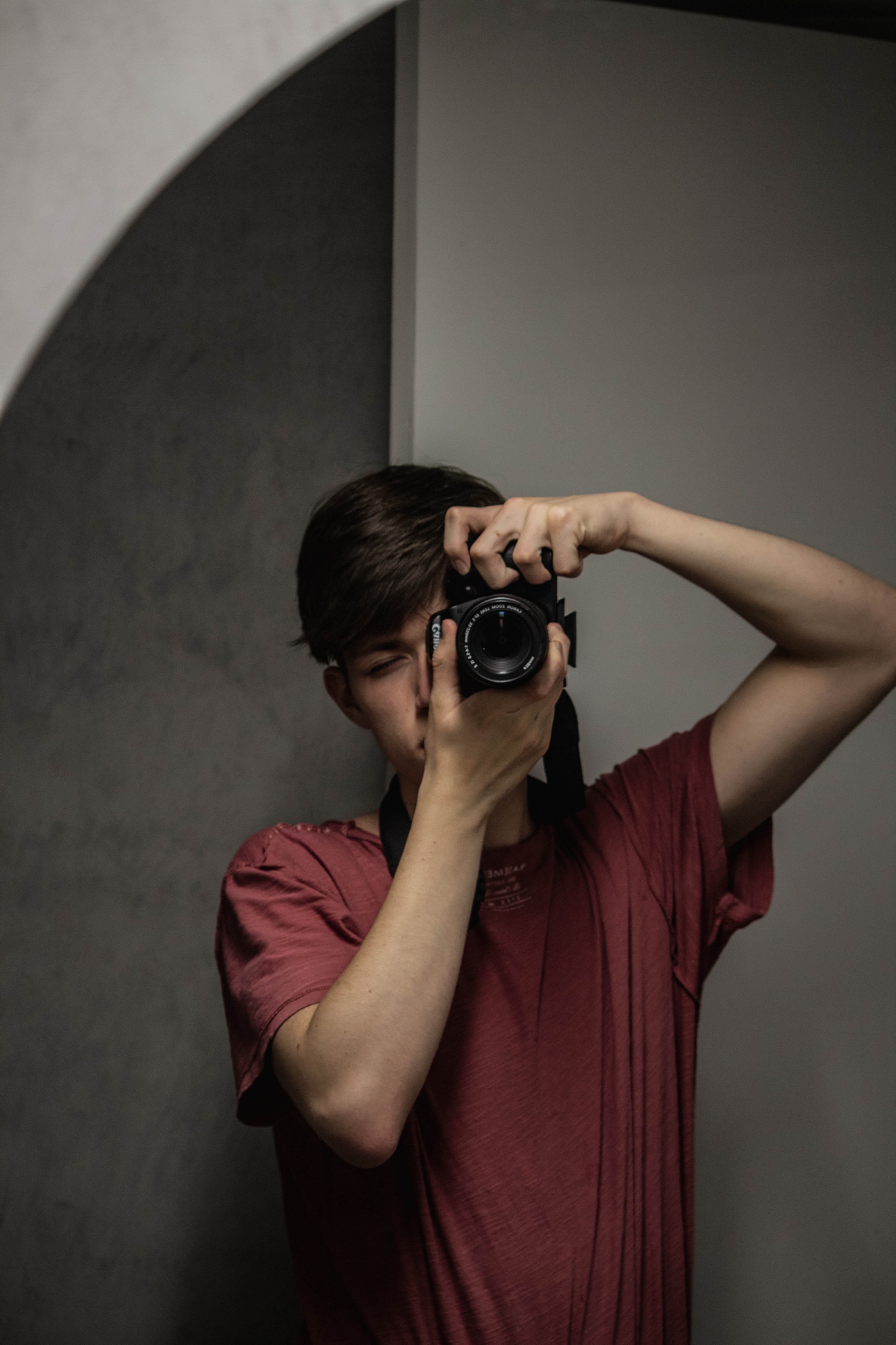 technology, 5K, symmetry, gray, digital camera, real people, retrait, holding, photographing, portrait, front view, wall - building feature, contrast, Phone HD Wallpaper