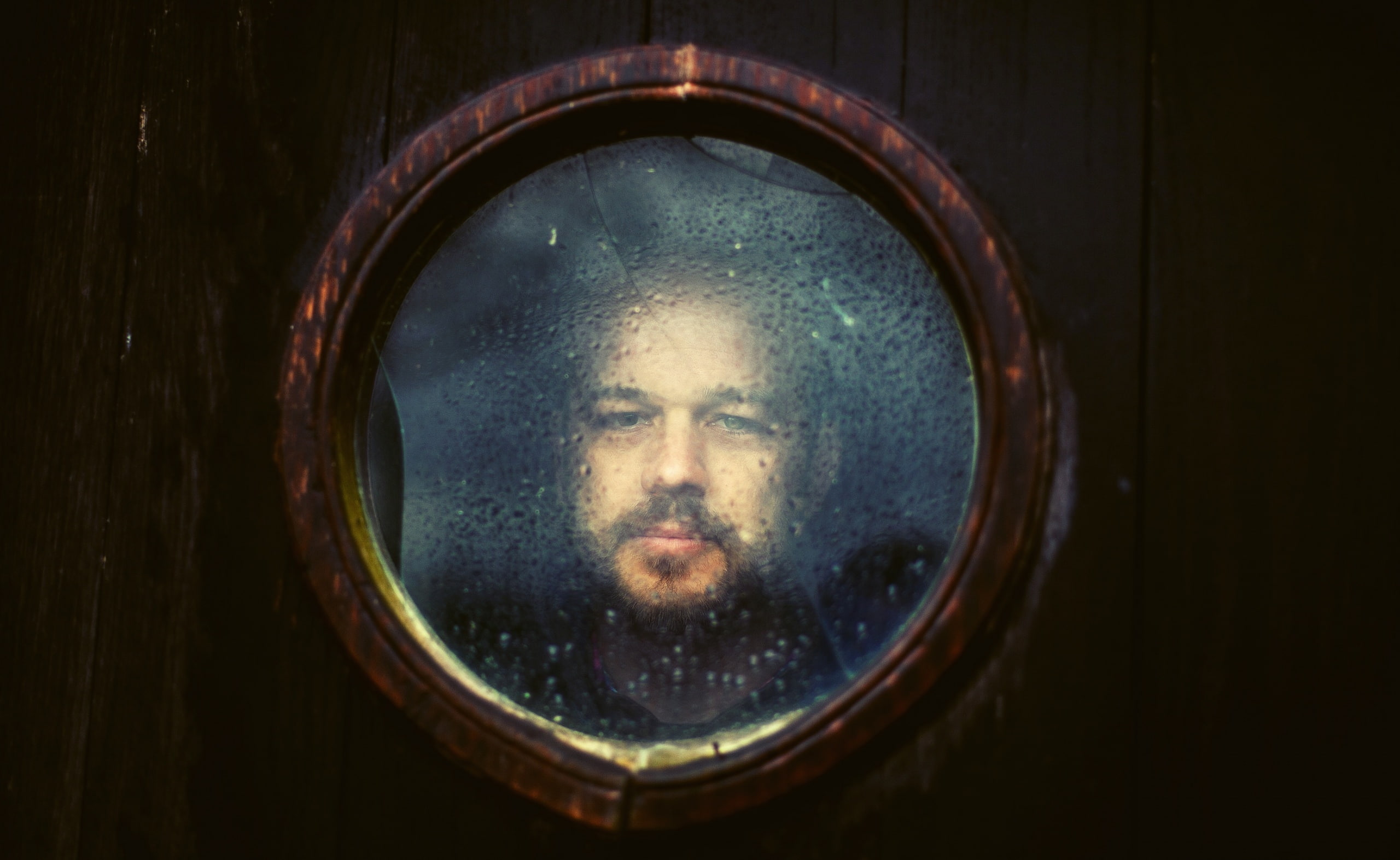 headshot, circle, males, geometric shape, mirror, hole, close-up, Window, one person, reflection, Shoot, new york city, 2K, deep, Pane, run, Glass, men, HD Wallpaper