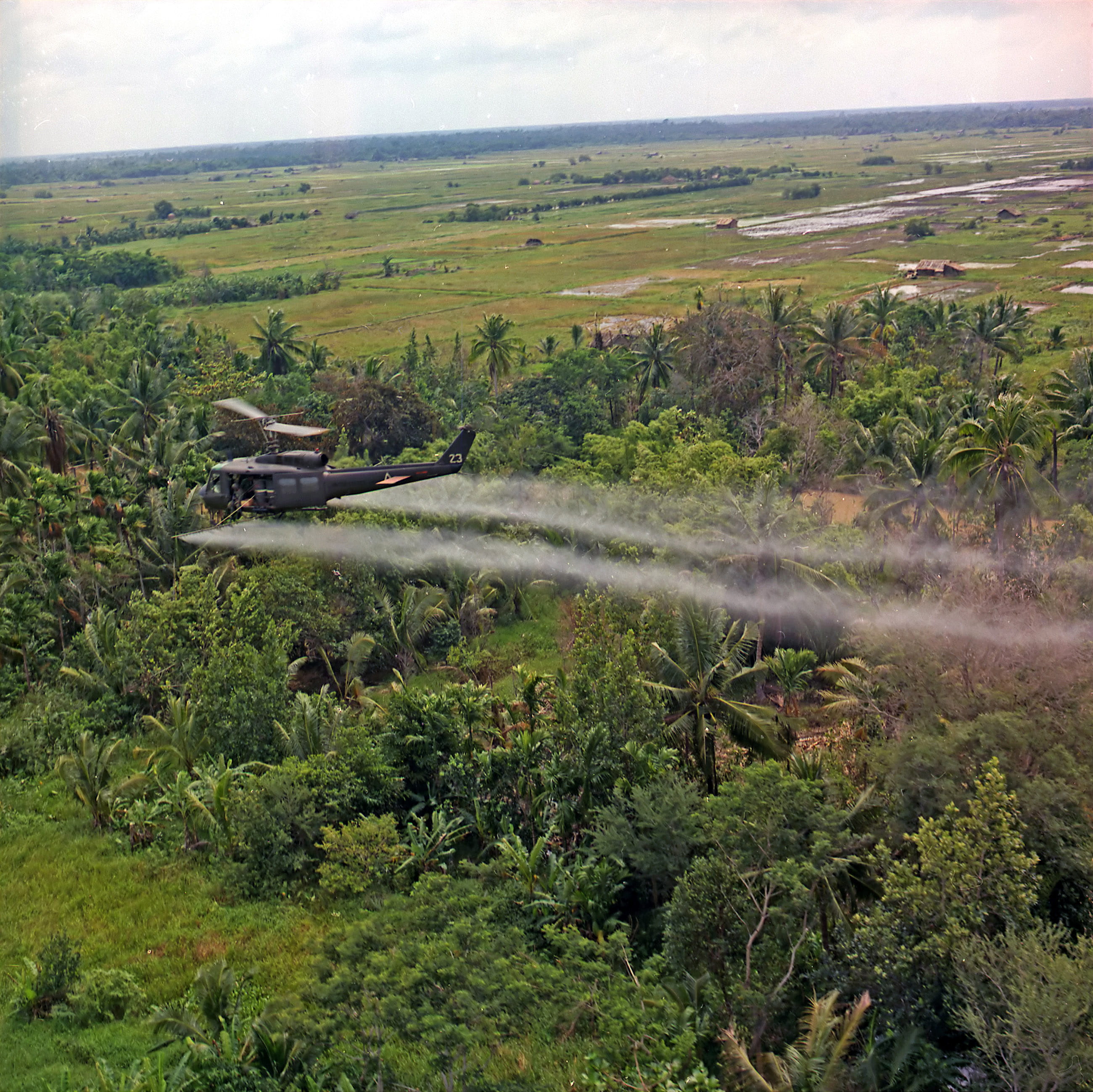 u, plant, aerial spraying, 2K, Vietnam War, spraying, defoliants, no people, non-urban scene, photos, chemical defoliants, field, cloud - sky, green color, HD Wallpaper