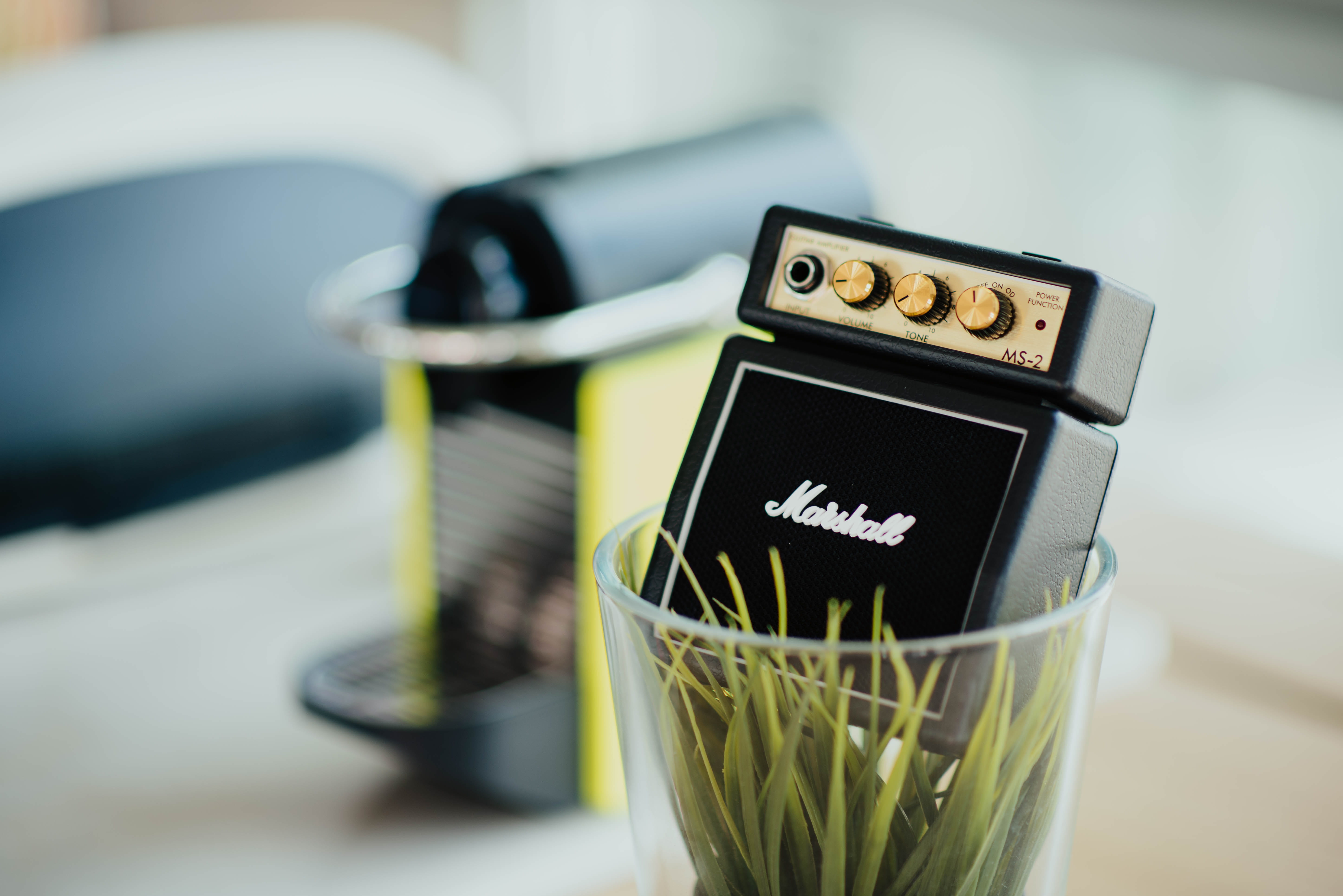 amplifier, bright, black, glass, vase, focus, modern, no people, technology, single object, text, close up, table, light, speaker, speakers, western script, HD Wallpaper
