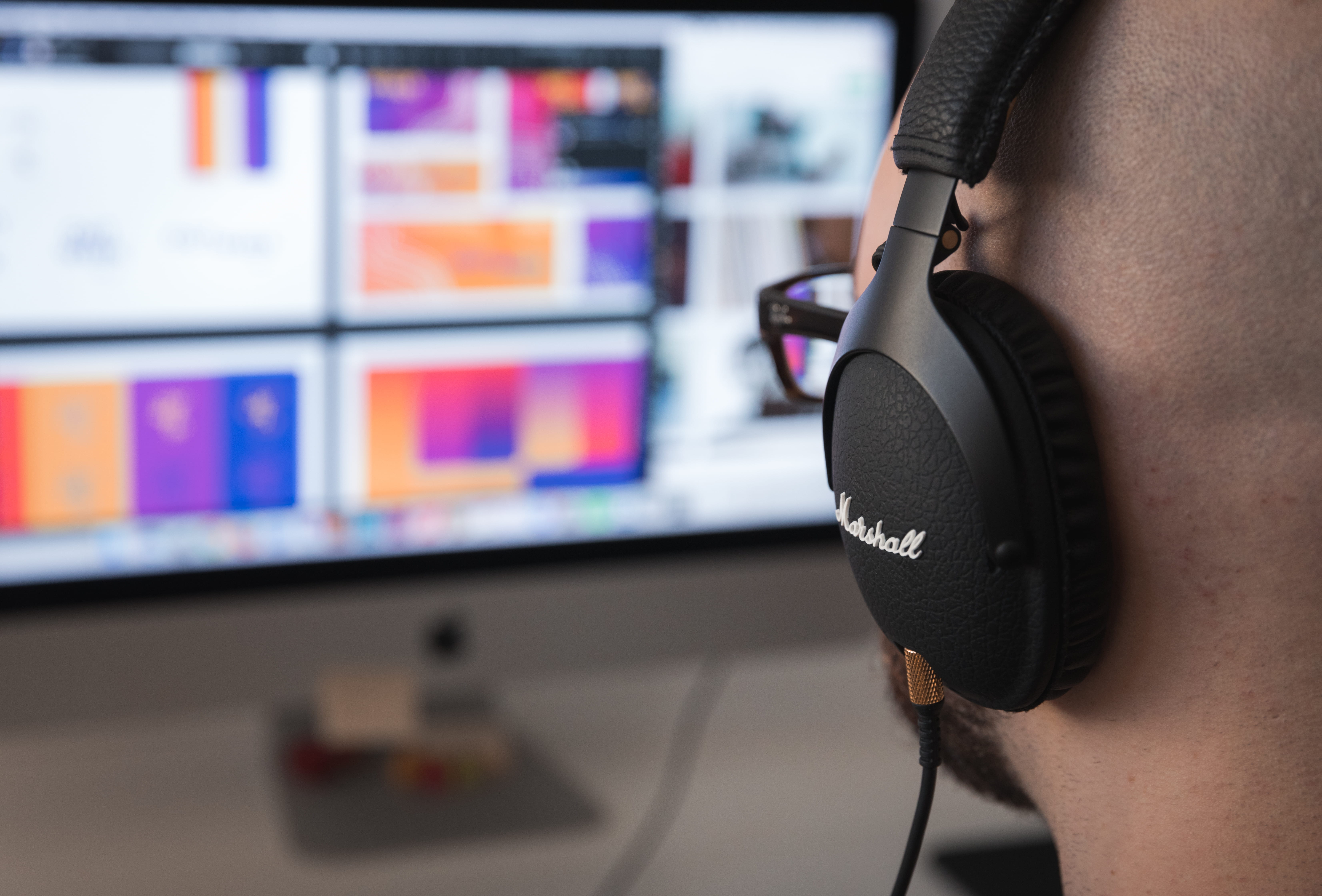 computer equipment, person, listening, one person, human body part, communication, close-up, keyboard, men, headphones, corded, body part, computer monitor, HD Wallpaper