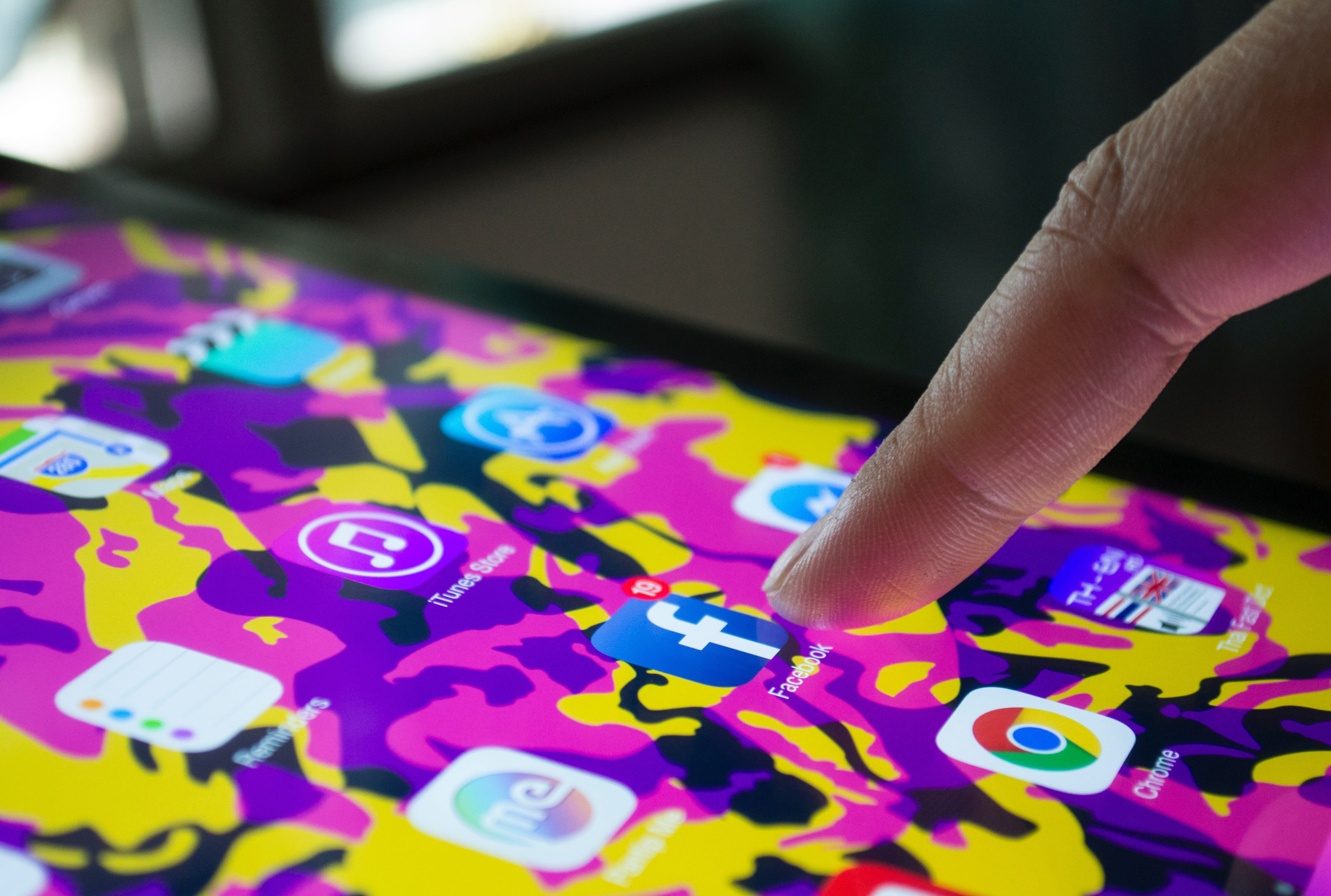 close-up, checking, fingers, hands, app, body part, one person, 4K, creativity, finger, multi Colored, human finger, human Hand, Facebook app, hand, gambling, HD Wallpaper