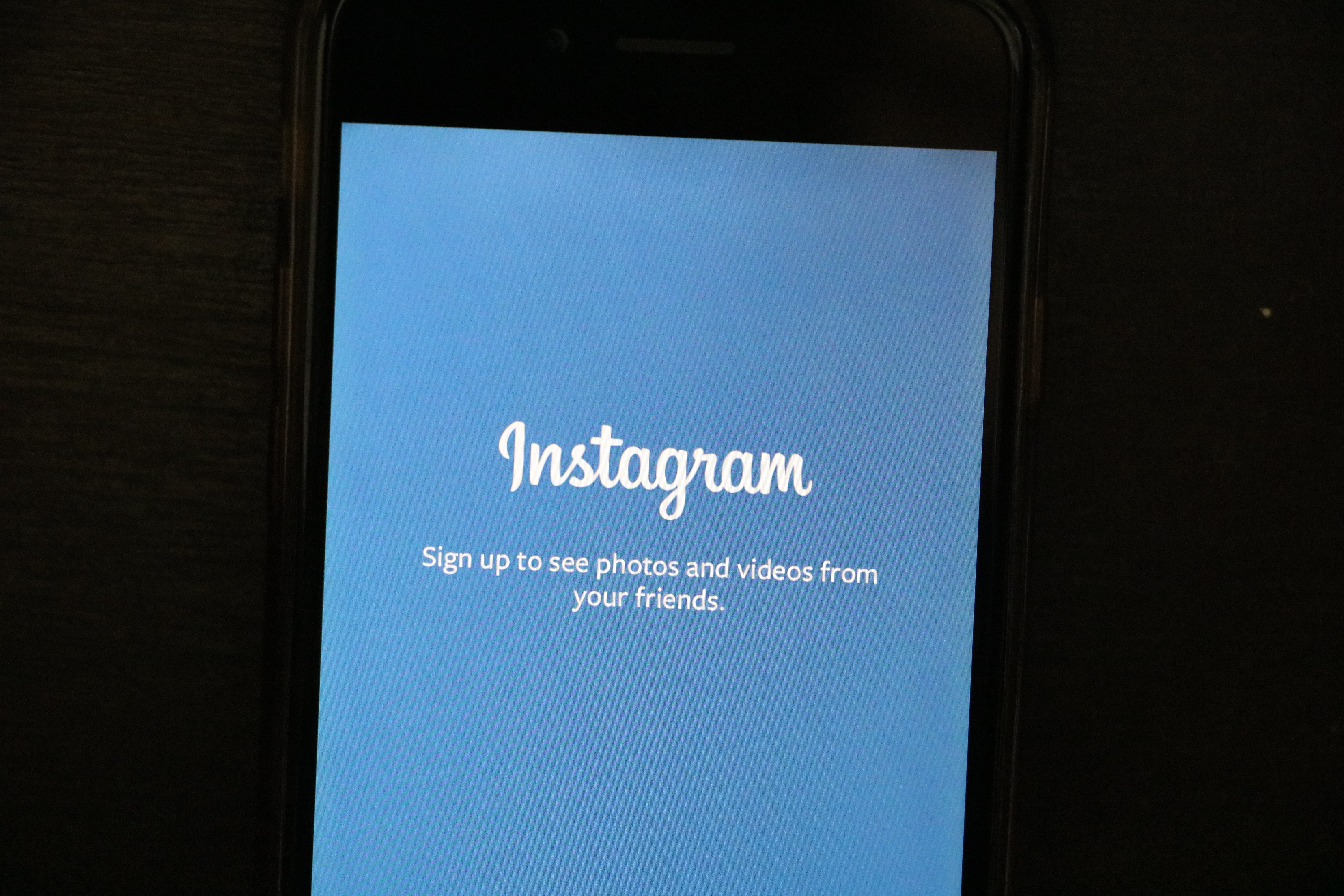 no people, contemporary, business, communication, mobile, display, finance, smartphone, sign, dark, light, website, social, instagram, social media, copy space, HD Wallpaper