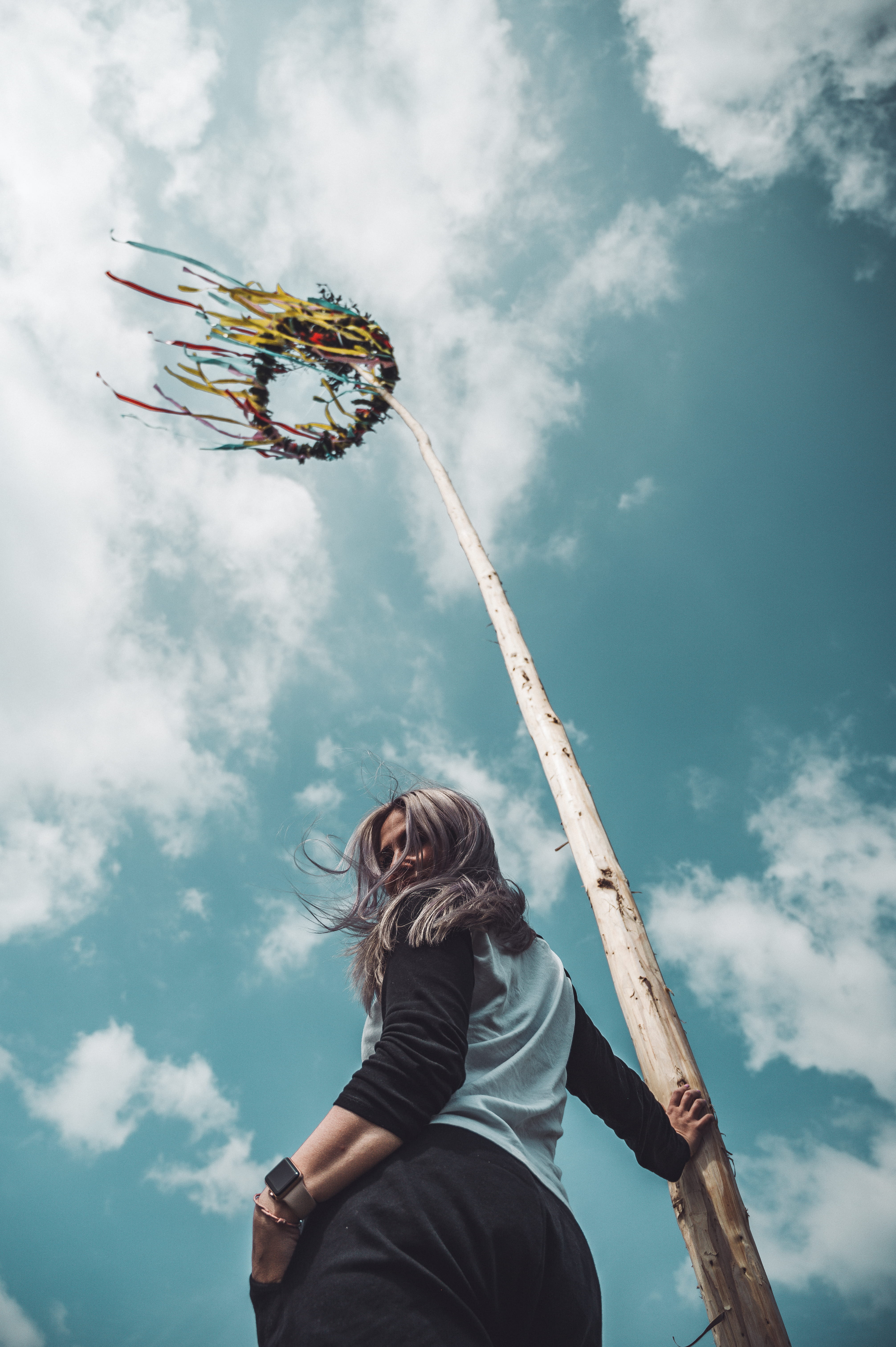 women, holding, men, iwatch, casual clothing, flare, day, clothing, human arm, woman, adult, real people, apparel, outdoors, people, low angle view, sky, Phone HD Wallpaper