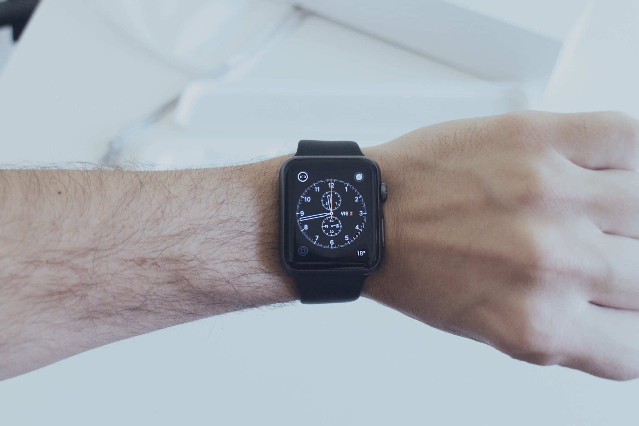 1080P, one person, watch, time, accuracy, mano, wristwatch, human body part, lifestyles, technology, ios, brazo, day, black, apple, clock, ipad, real people, HD Wallpaper