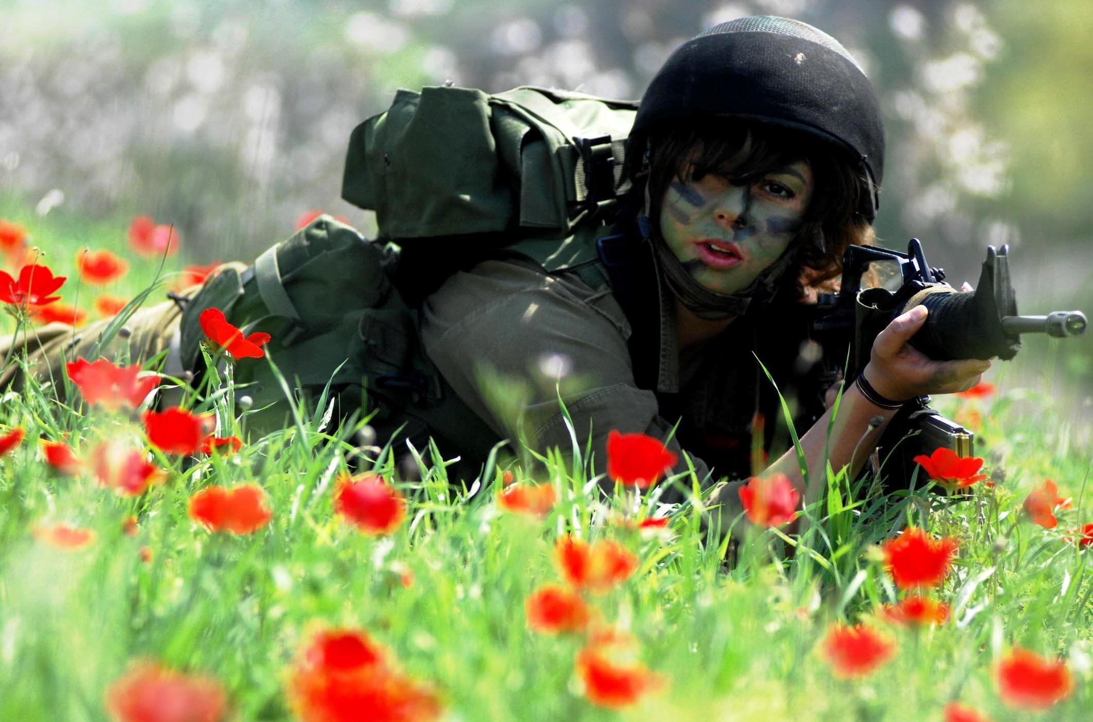 young adult, army soldier, M4A1, military, day, soldiers, army, 1080P, Zahal, nature, Maki, black, grass, flower, AOI, gun, s, uniform, holding, helmet, HD Wallpaper