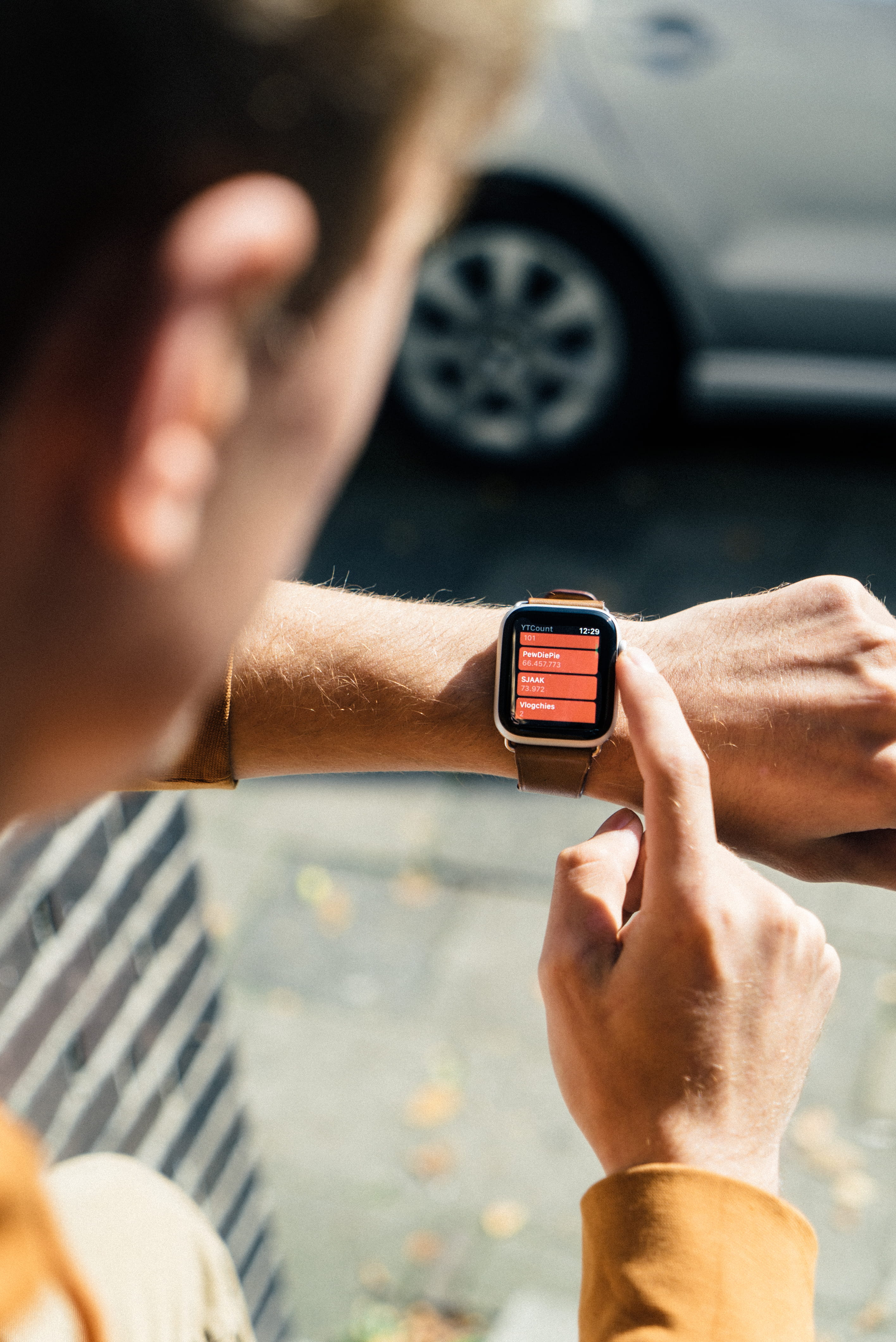 men, warm, males, male, watch, young Adult, fitness, land Vehicle, summer, fashion, wrist, person, sun, women, tech, transportation, car, sunny, holding, Phone HD Wallpaper