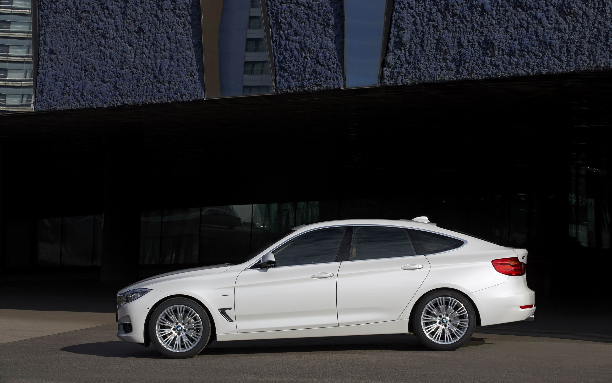 no people, 2K, day, sedan, gran, series, transportation, turismo, built structure, luxury, road, mode of transportation, auto, car, architecture, street, HD Wallpaper