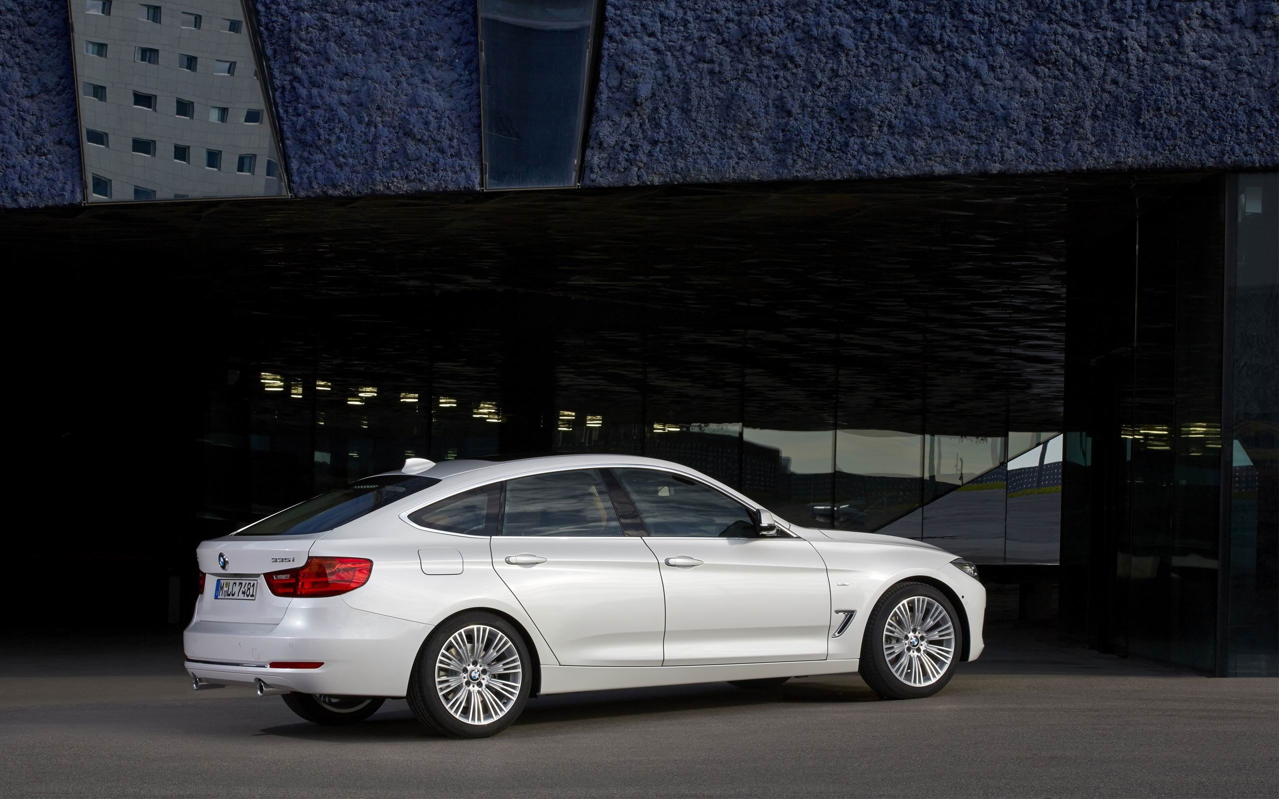 sedan, no people, auto, 2K, gran, mode of transportation, bmw, luxury, motion, car, architecture, outdoors, built structure, white, parking, turismo, city, HD Wallpaper