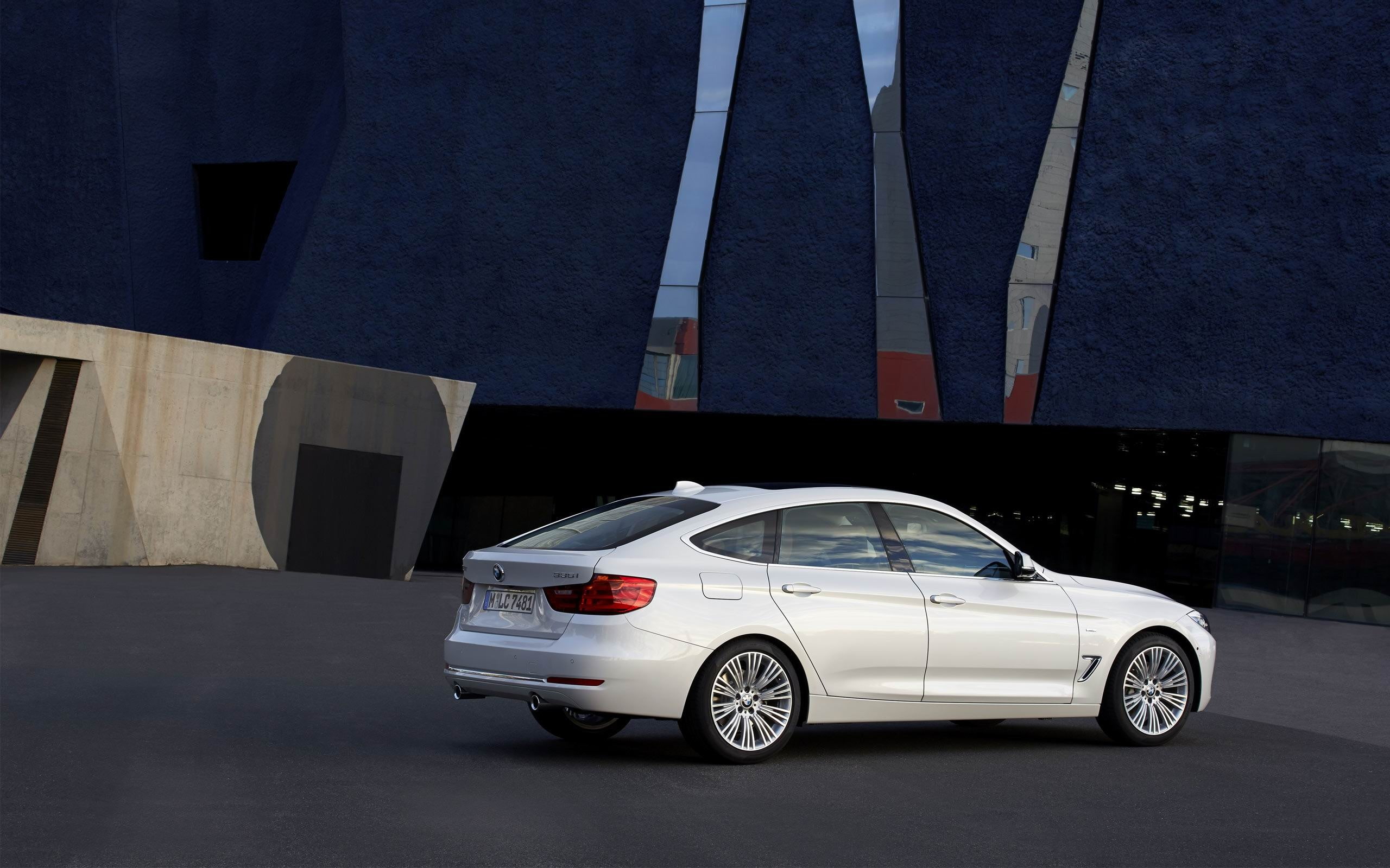 land vehicle, parking, 2K, bmw, side view, sedan, turismo, sign, hd, line, city, building exterior, mode of transportation, architecture, series, road, HD Wallpaper