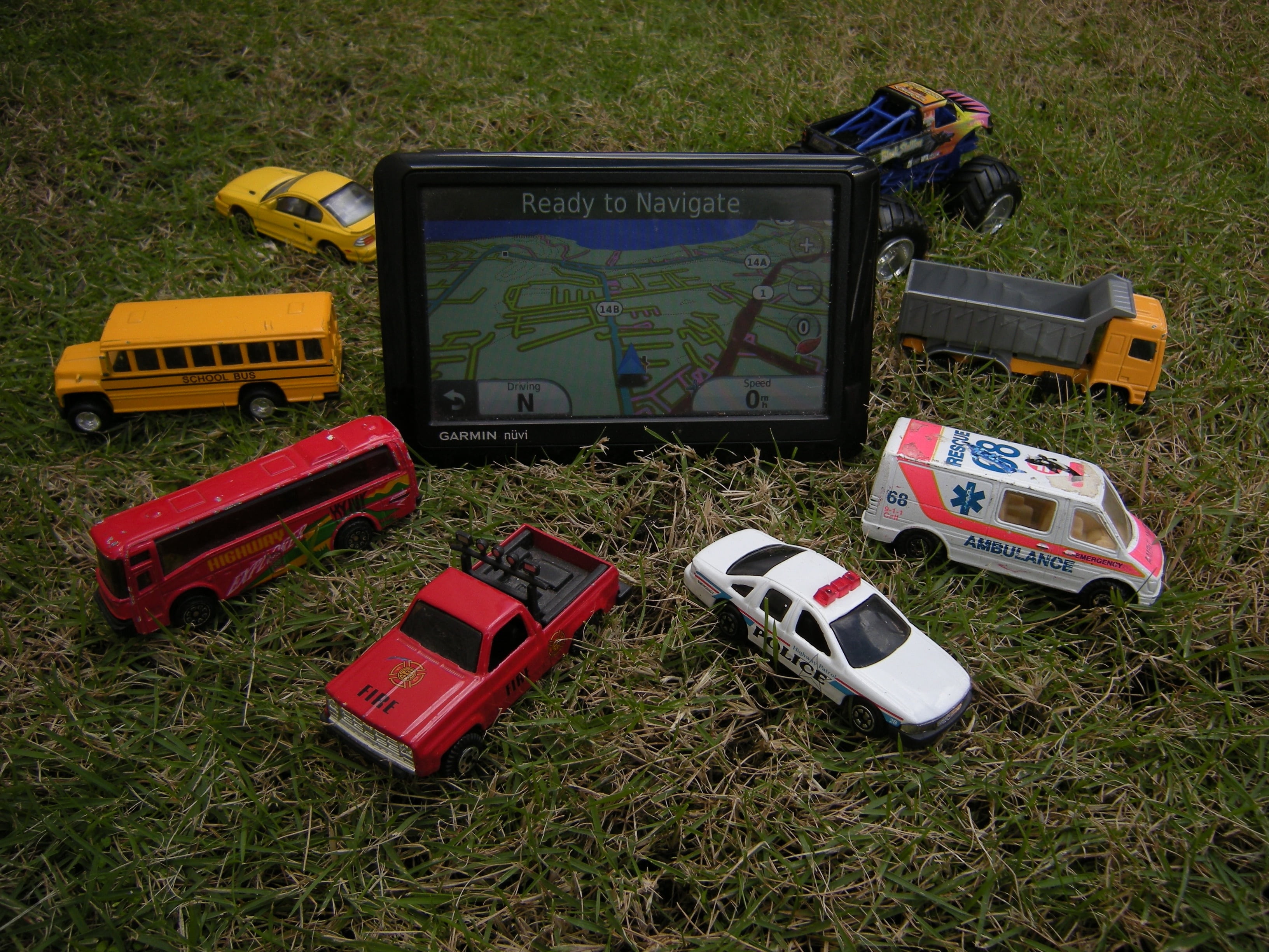 obsolete, high angle view, outdoors, communication, nuvi, day, navigation, 2K, damaged, mode of transportation, technology, land vehicle, connection, car, HD Wallpaper