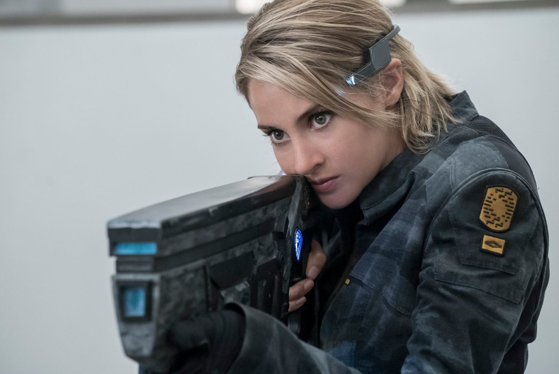holding, looking at camera, Movie, 1080P, adult, technology, hair, indoors, headshot, females, Tris (The Divergent Series), portrait, occupation, blond hair, HD Wallpaper