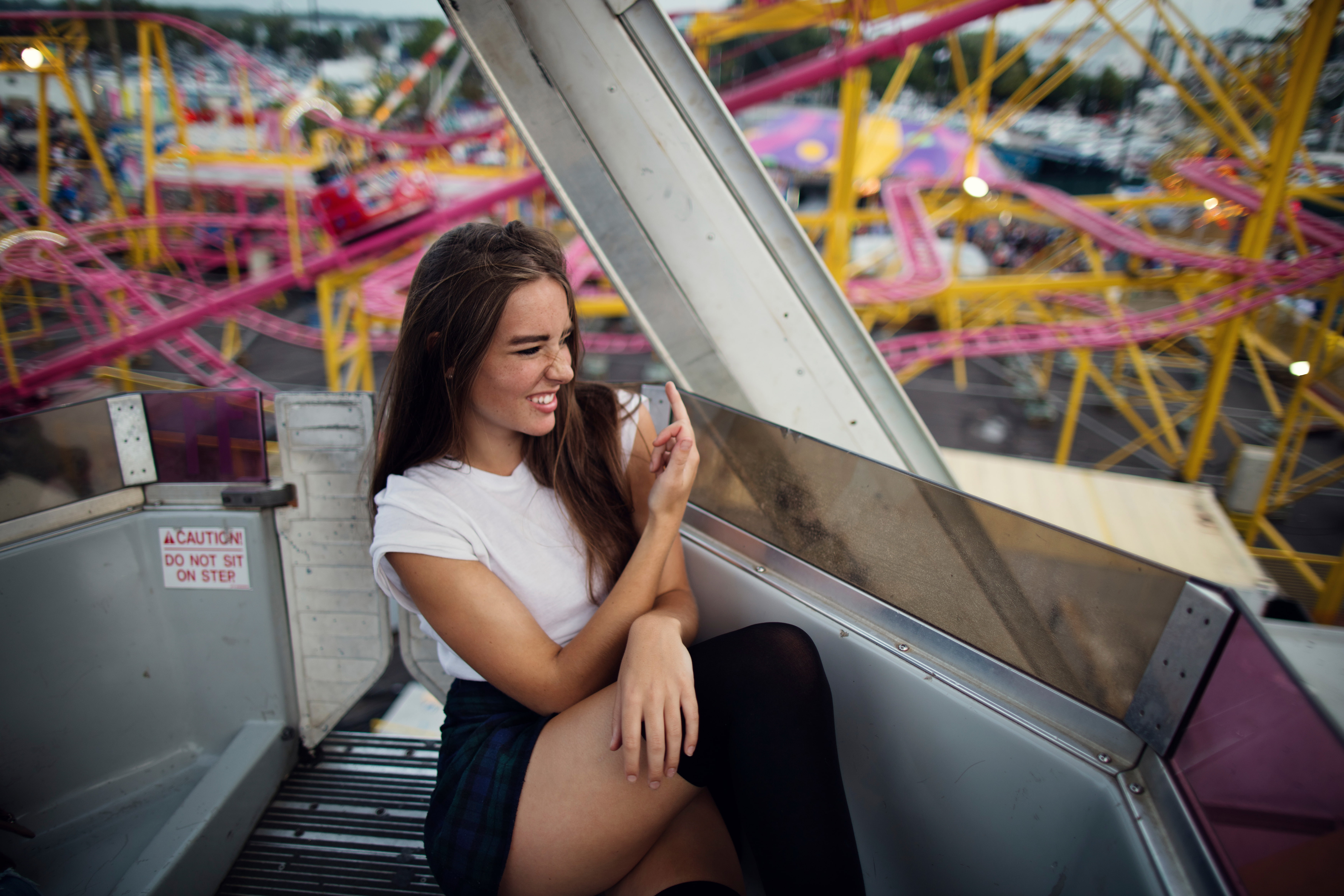 young women, hairstyle, teeth, amusement park, happiness, focus on foreground, three quarter length, arts culture and entertainment, real people, skirt, HD Wallpaper