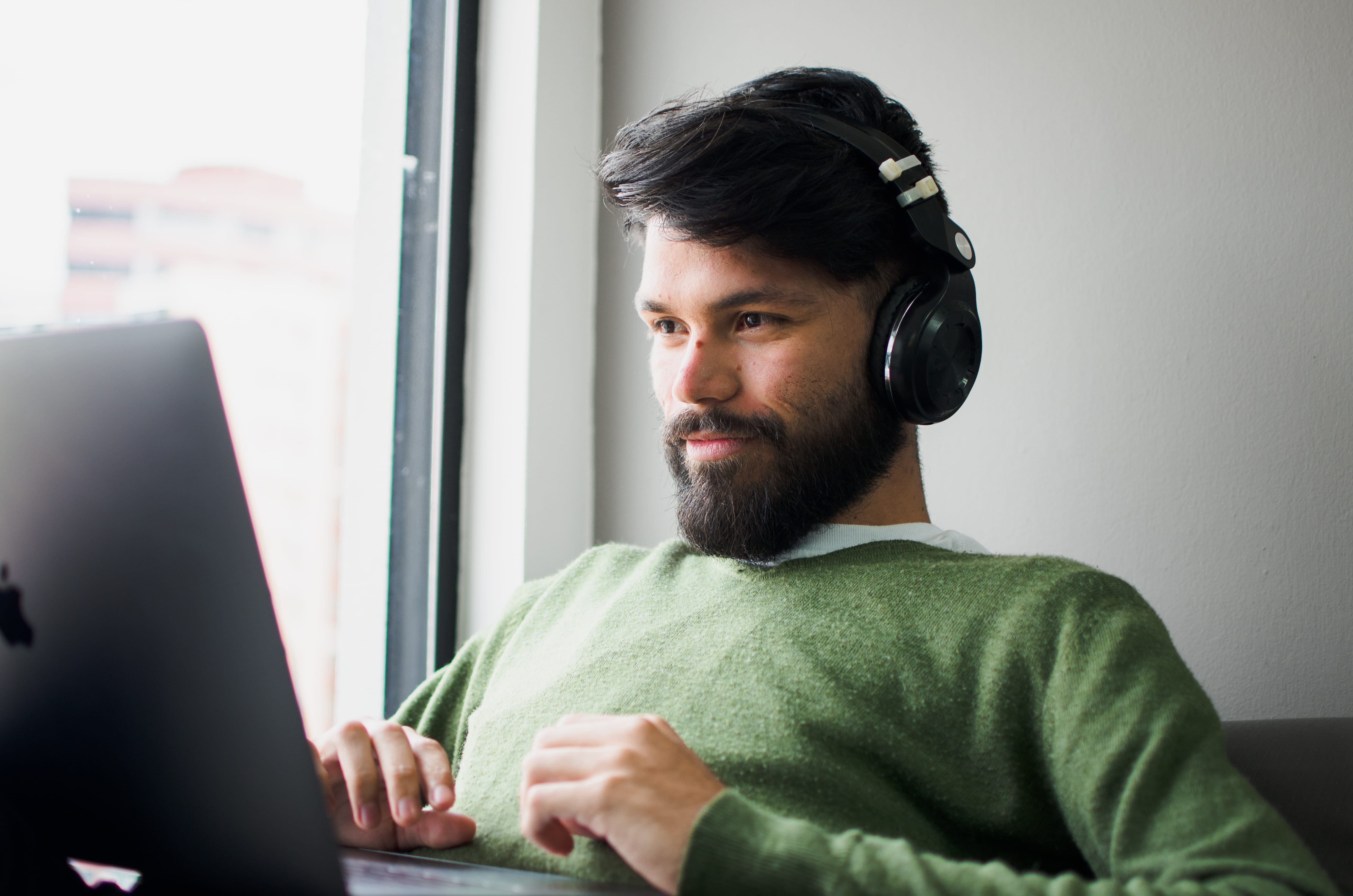 indoors, macbook, connection, real people, 4K, music, work, laptop, mac, looking, life, wearing, pc, working, man, wireless technology, headphone, face, HD Wallpaper