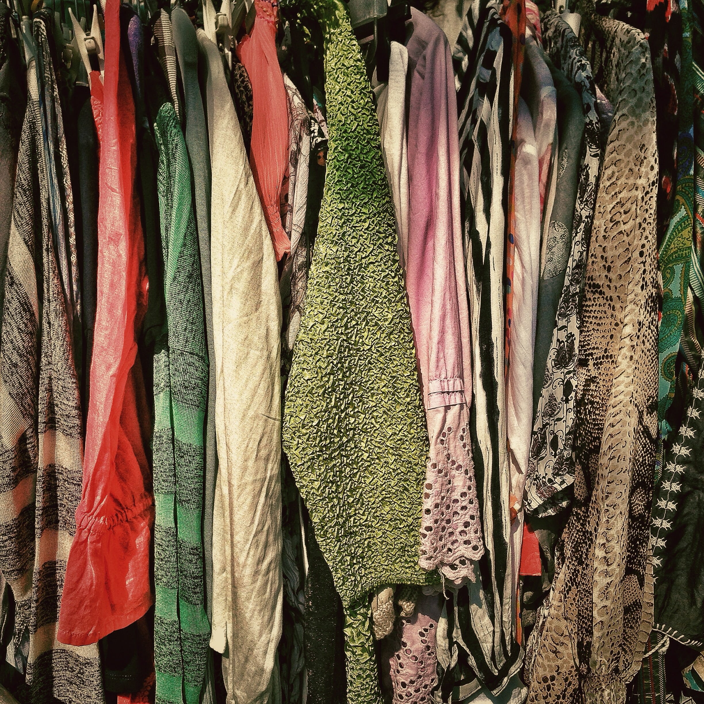 choice, large group of objects, textile, in a row, multicolored, side by side, search, plate, junk, retail, flea market, browse, store, vases, old, fashion, Phone HD Wallpaper
