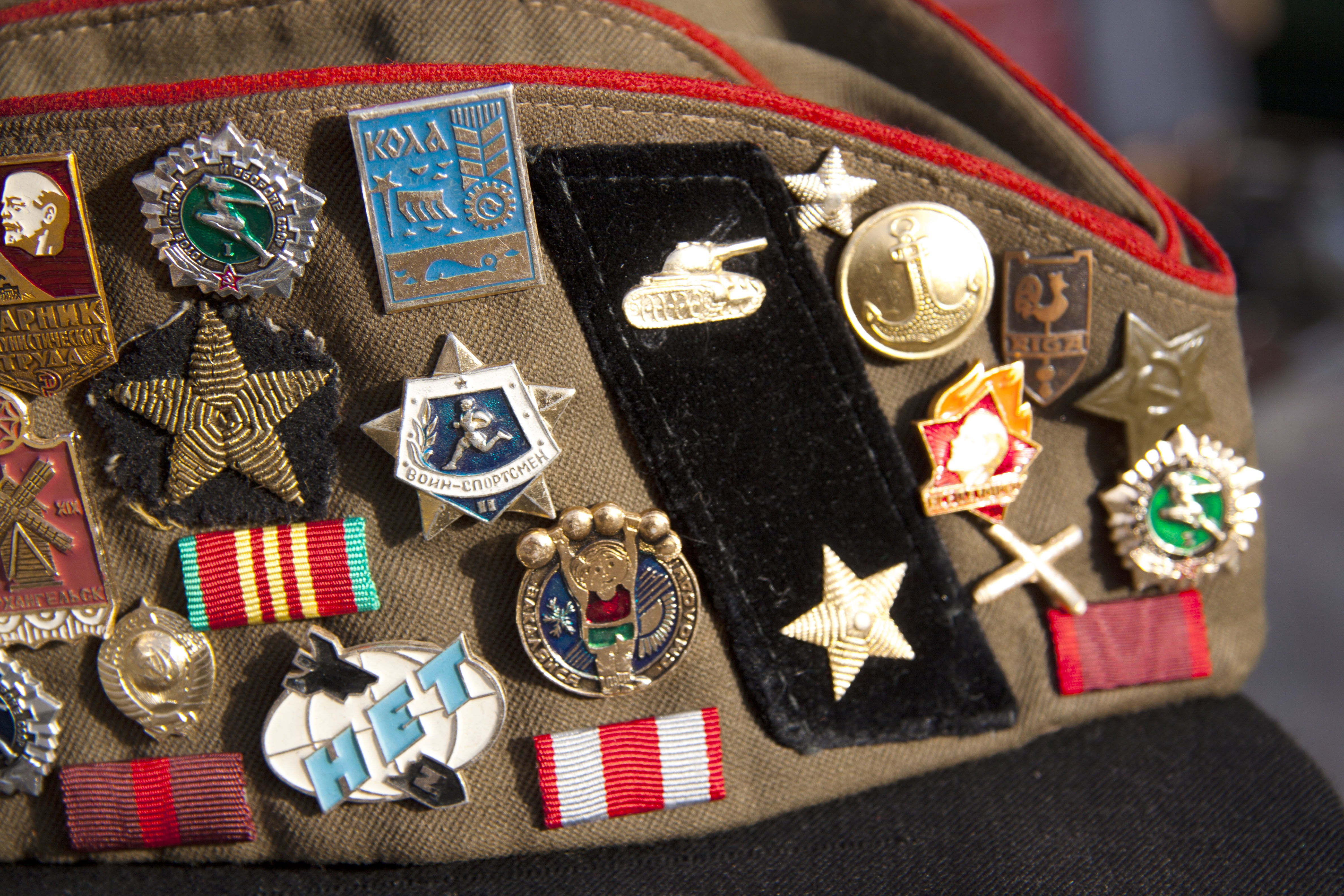 indoors, gift, multi colored, christmas, box, old-fashioned, old, high angle view, Militaria, junk, the past, used, badge, military boats, close-up, holiday, HD Wallpaper