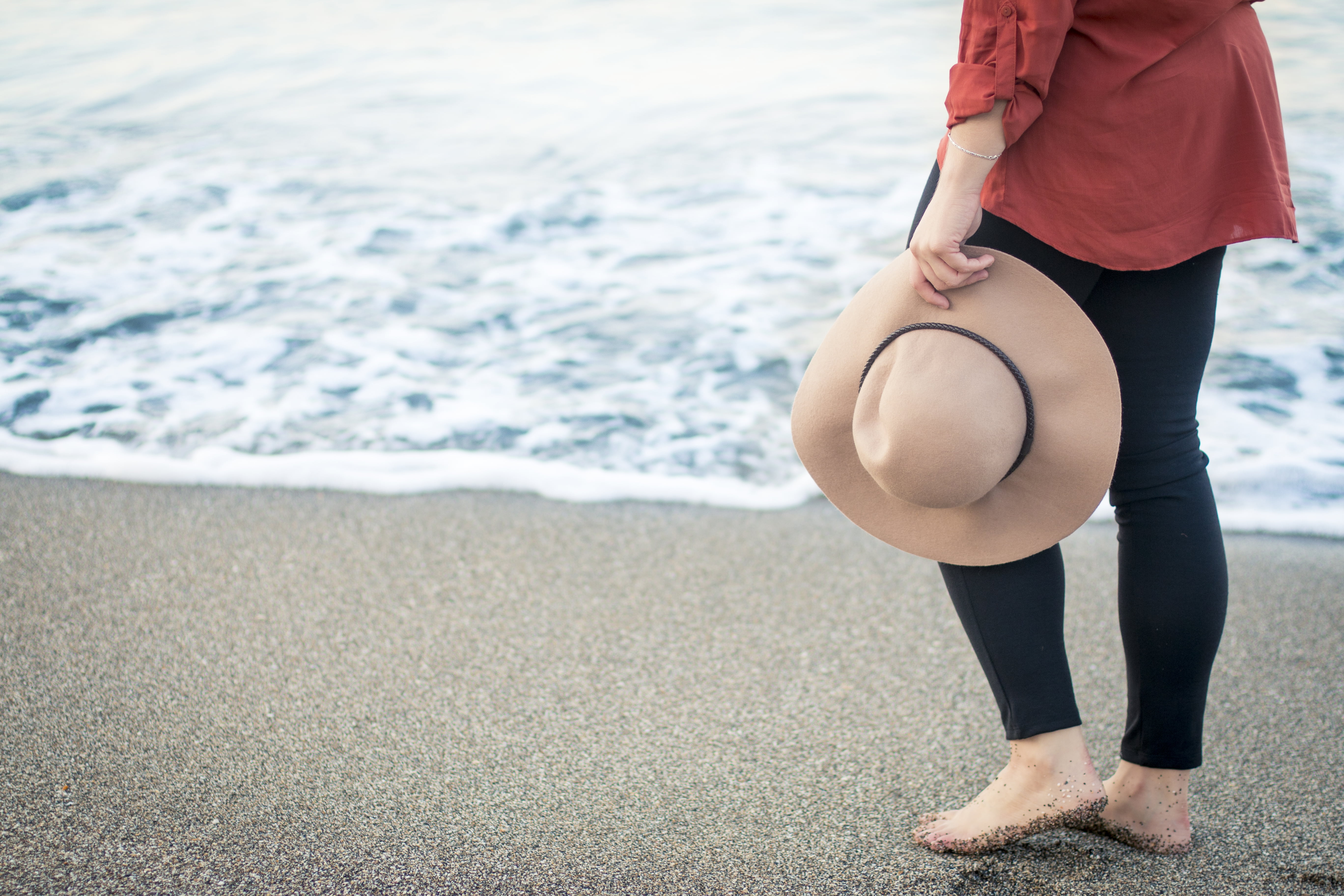 sunhat, day, sport, leisure activity, ocean, sea, lifestyles, water, outdoors, barefoot, nature, land, girl, holding, sand, daytime, vacations, real people, HD Wallpaper