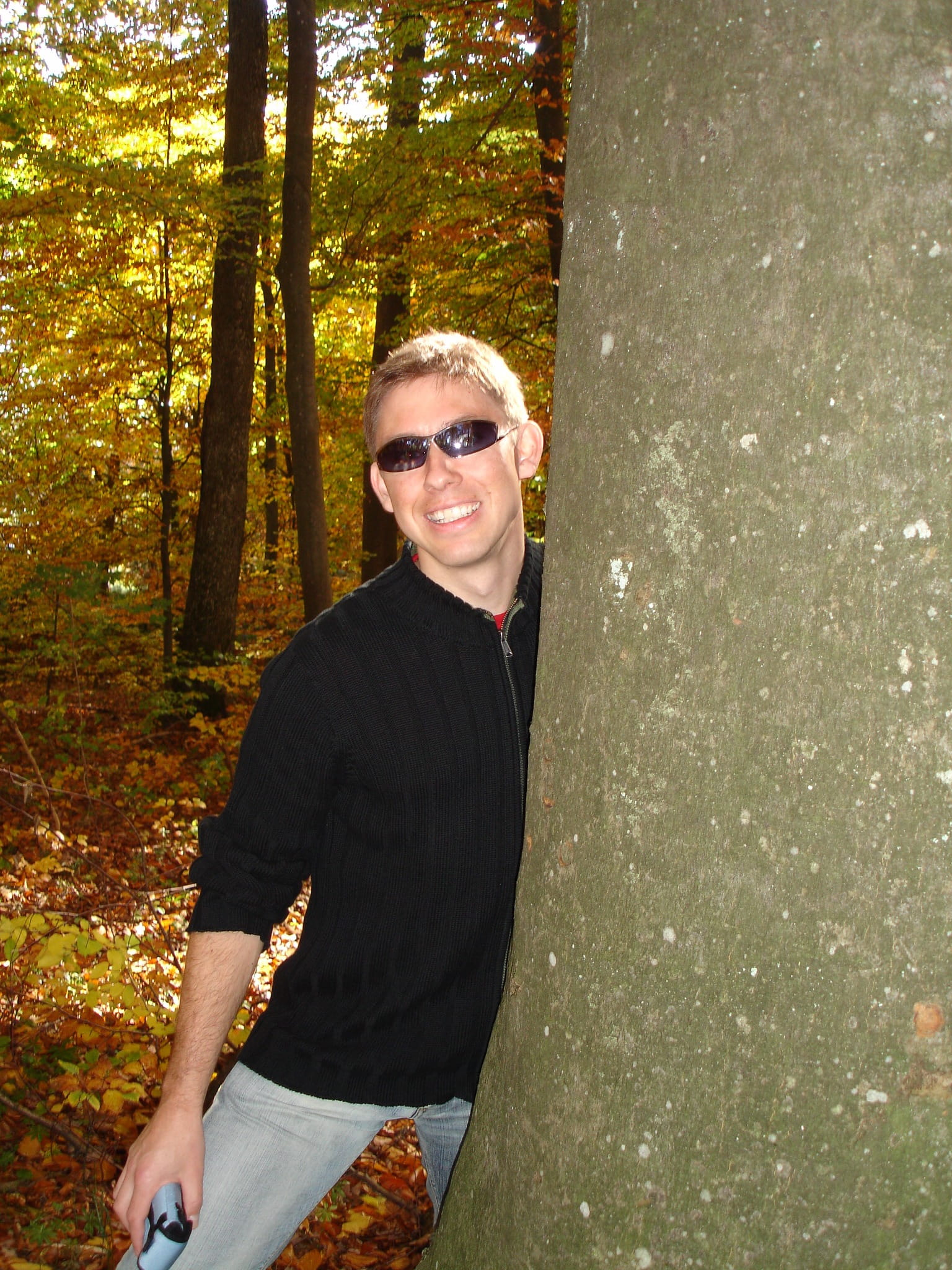 portrait, forest, trunk, leisure activity, looking at camera, 1080P, smiling, View, tree trunk, sun glasses, Face, glasses, real people, one person, fashion, Phone HD Wallpaper