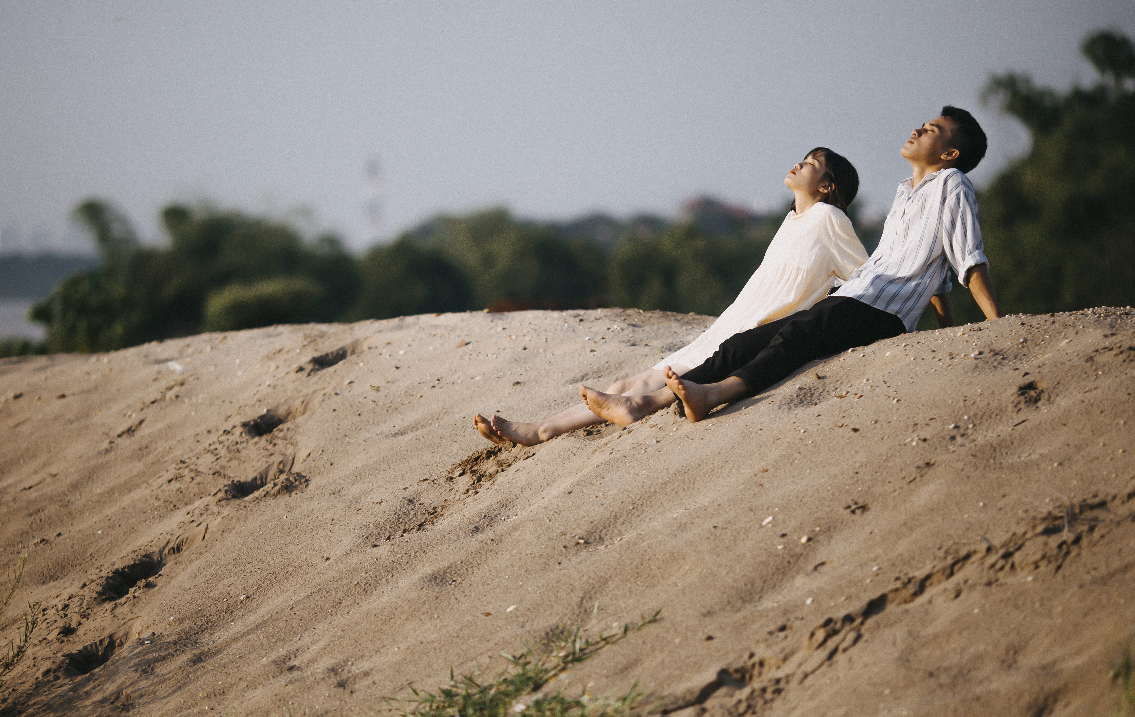 pre-wedding, pose, daylight, adult, boy, love, couple - relationship, contemplation, 4K, land, girl, recreation, young adult, two people, women, sand, HD Wallpaper