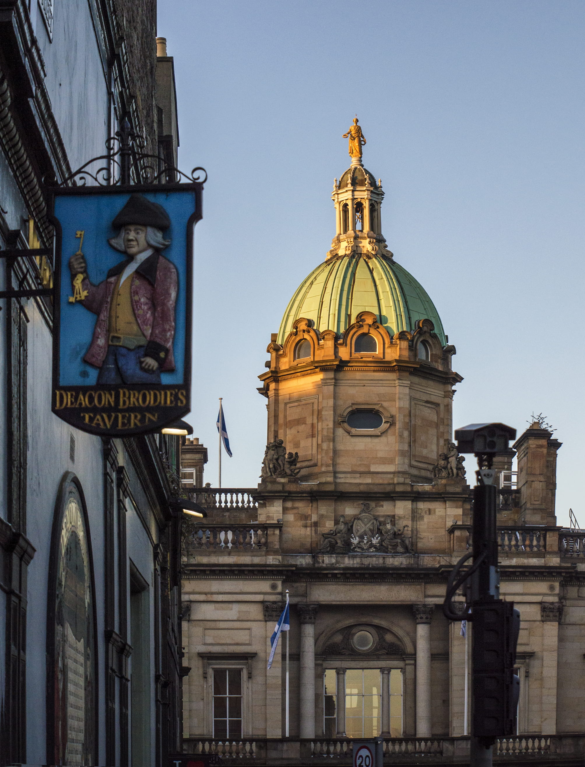 sky, built structure, tavern, building, building exterior, belief, religion, mound, pub, united kingdom, architecture, clear sky, place of worship, royal mile, Phone HD Wallpaper