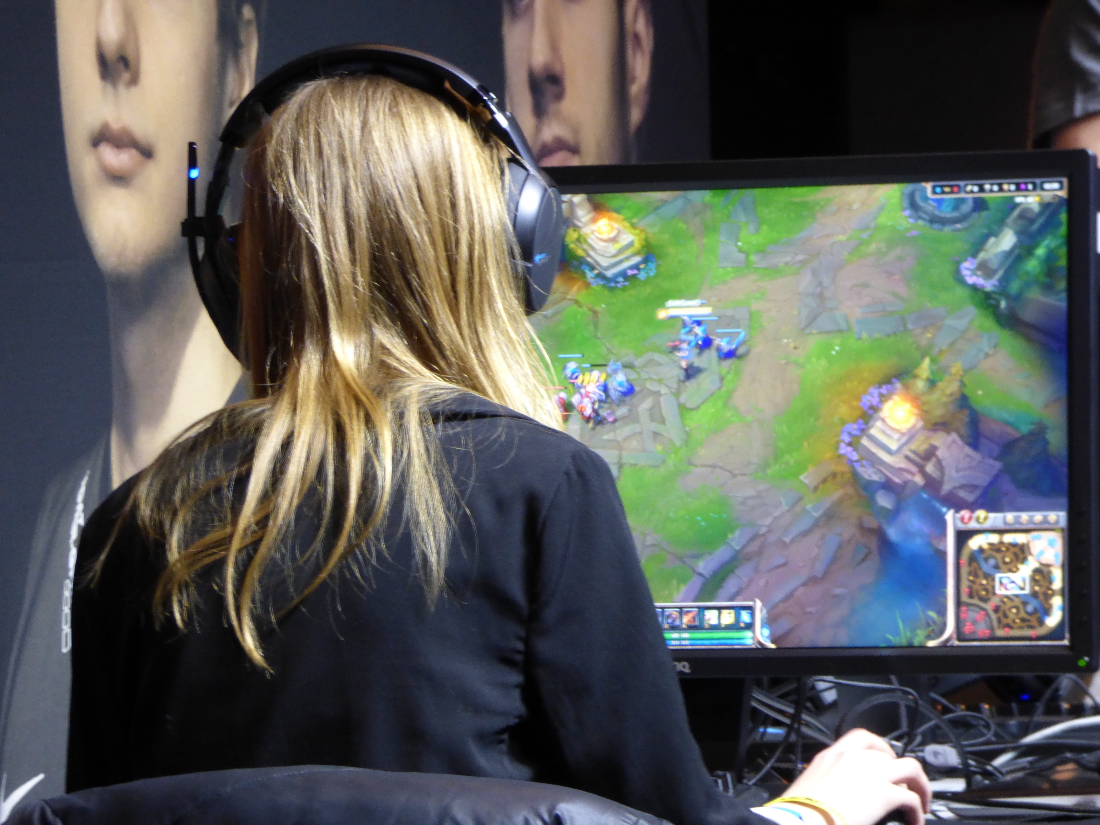 watching, the strategy, long, technology, hairstyle, working, adult, computer monitor, top, occupation, the player, waist up, sleeve, one person, legends, HD Wallpaper