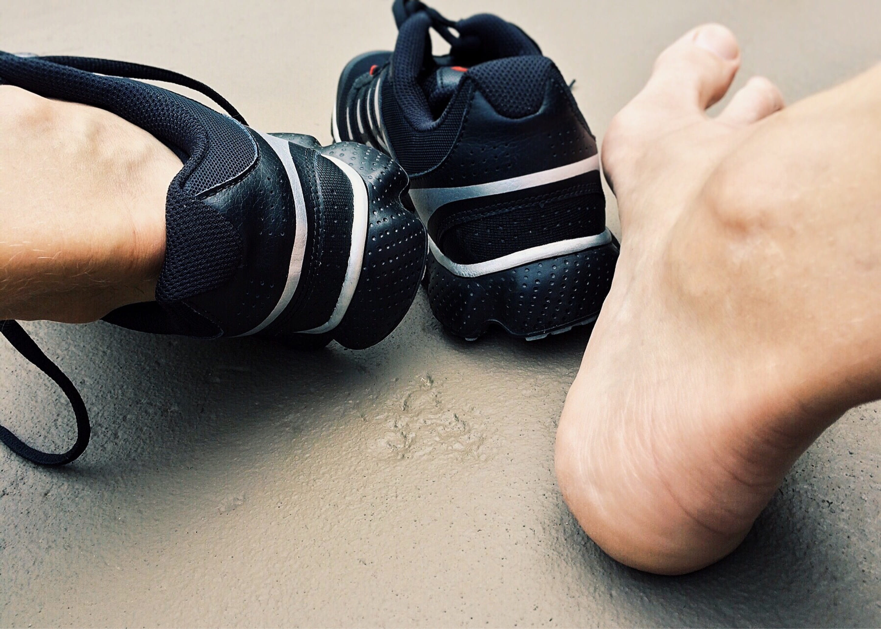 runner, day, person, sport, 2K, hand, adult, wearing, equipment, low, sneaker, real people, holding, feet, workout, fitness, leisure activity, run, black color, HD Wallpaper