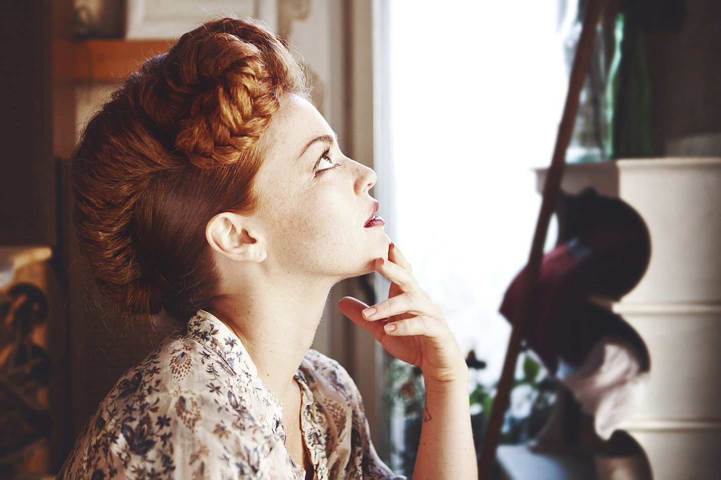 looking up, females, beautiful woman, 720P, Sydney La Faire, beauty, profile, side view, one person, mirror, face, freckles, redhead, women, young women, HD Wallpaper
