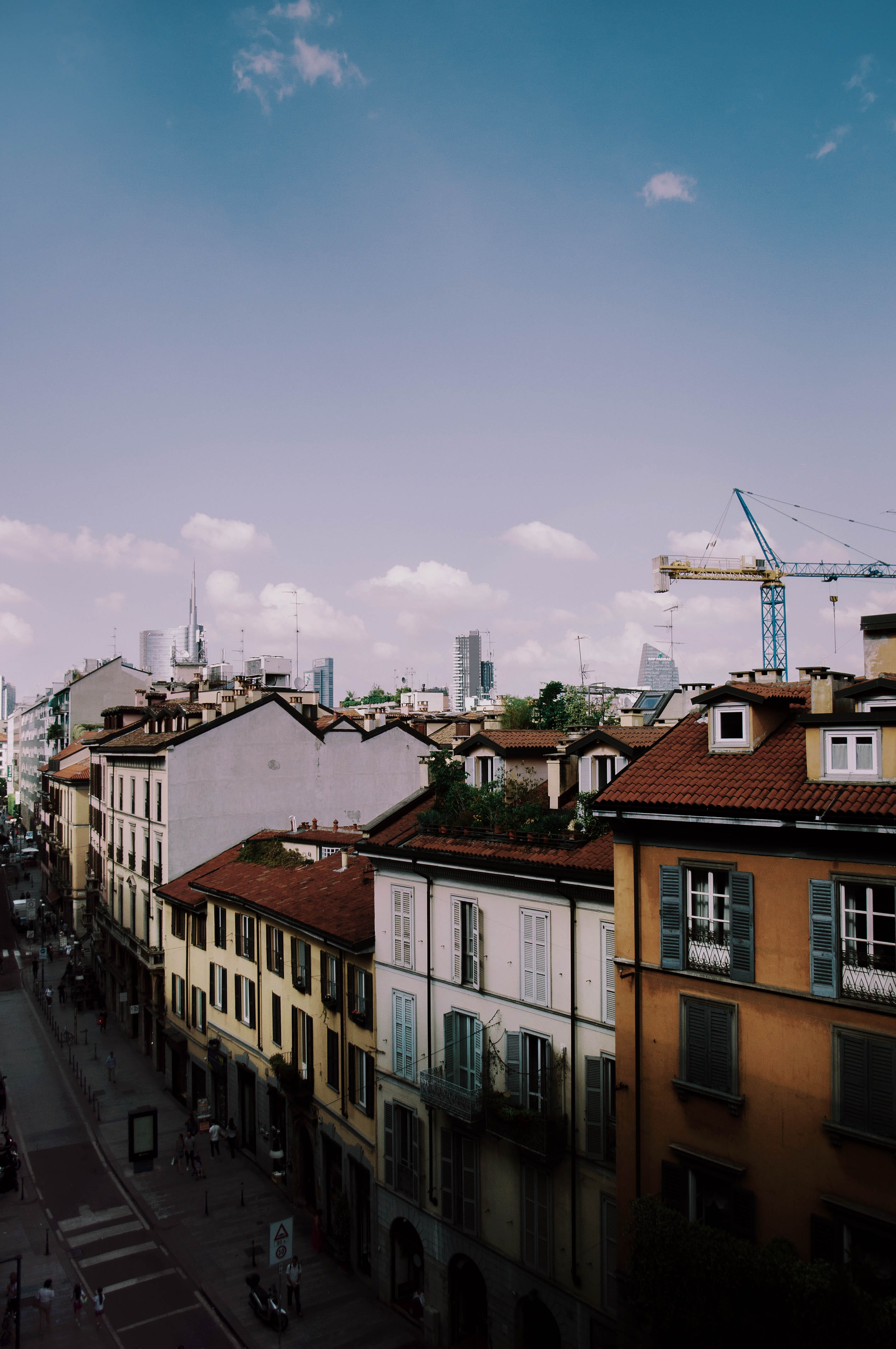 rooftop, skyline, roofing, pattern, outdoors, road, no people, car, built structure, mode of transportation, textures, land vehicle, cityscape, building exterior, Phone HD Wallpaper