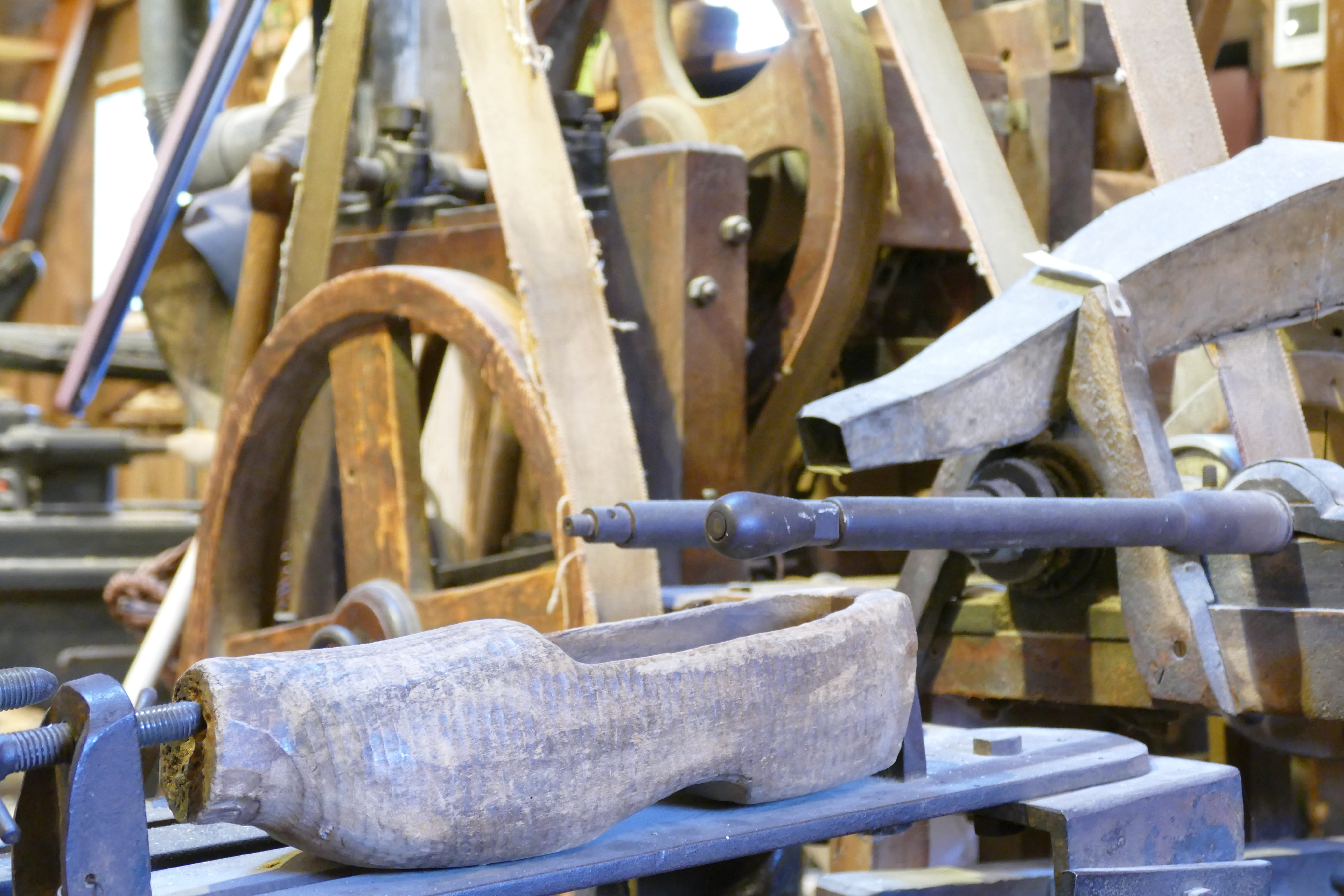 antique, popular, day, industry, wood, customs, textile, equipment, large group of objects, indoors, tradition, old, half shoe, no people, 5K, softwood, HD Wallpaper