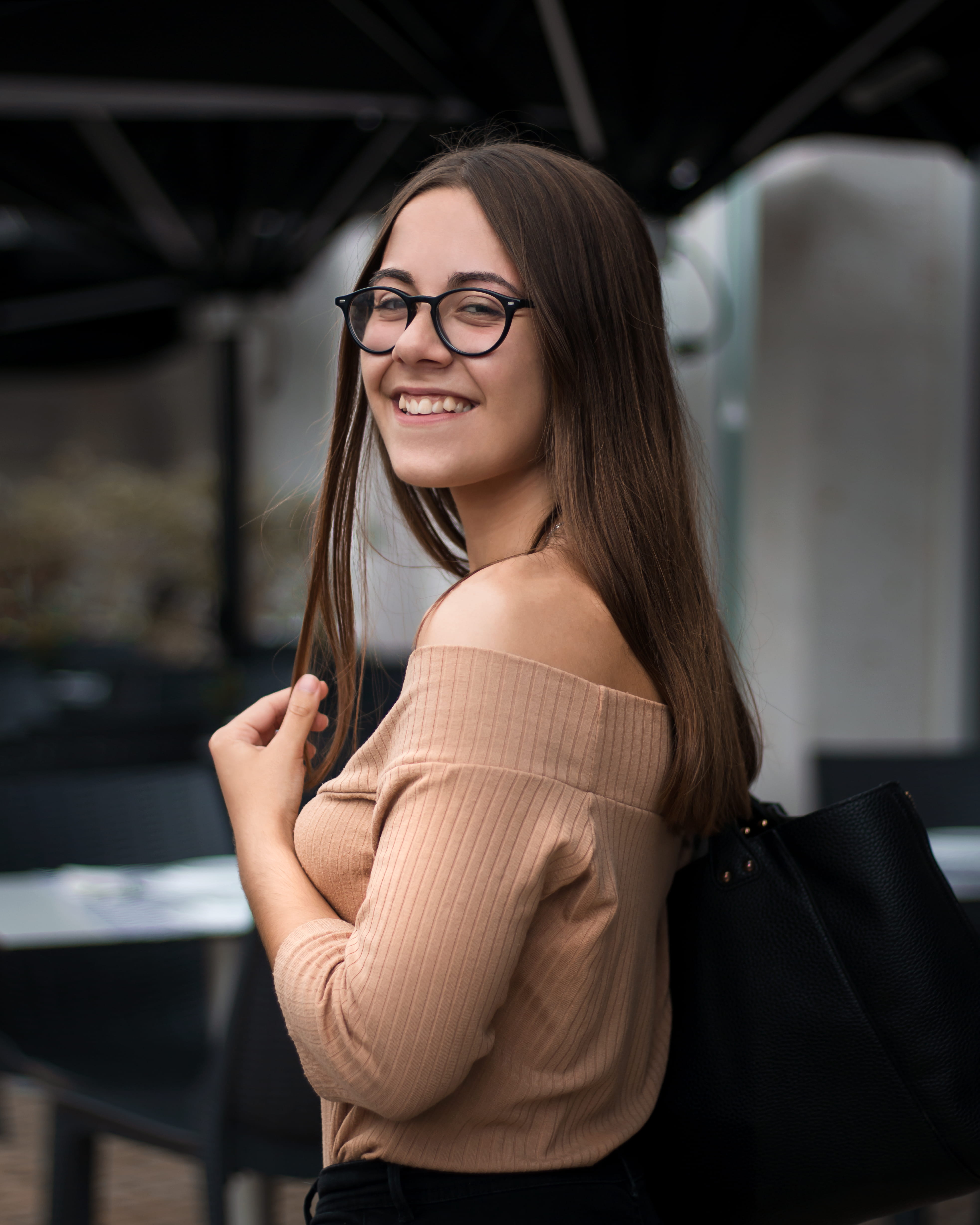 happiness, young adult, 4K, hair, portraits, women, portrait, one person, woman, eyeglasses, smiling, beauty, focus on foreground, fashion, normal, waist up, Phone HD Wallpaper