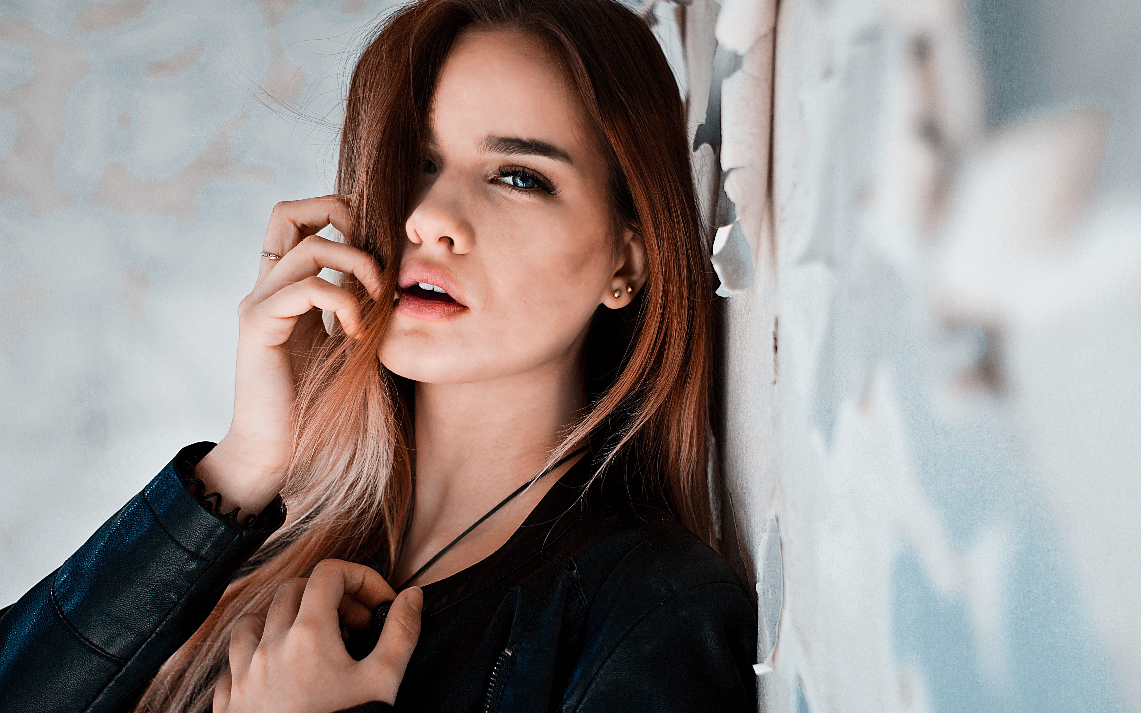 looking for, beauty, leisure activity, fashion, lifestyles, 4K, leaning, attractive, man, young women, brunet, hairstyle, adult, jacket, lovely, one, lifestyle, HD Wallpaper