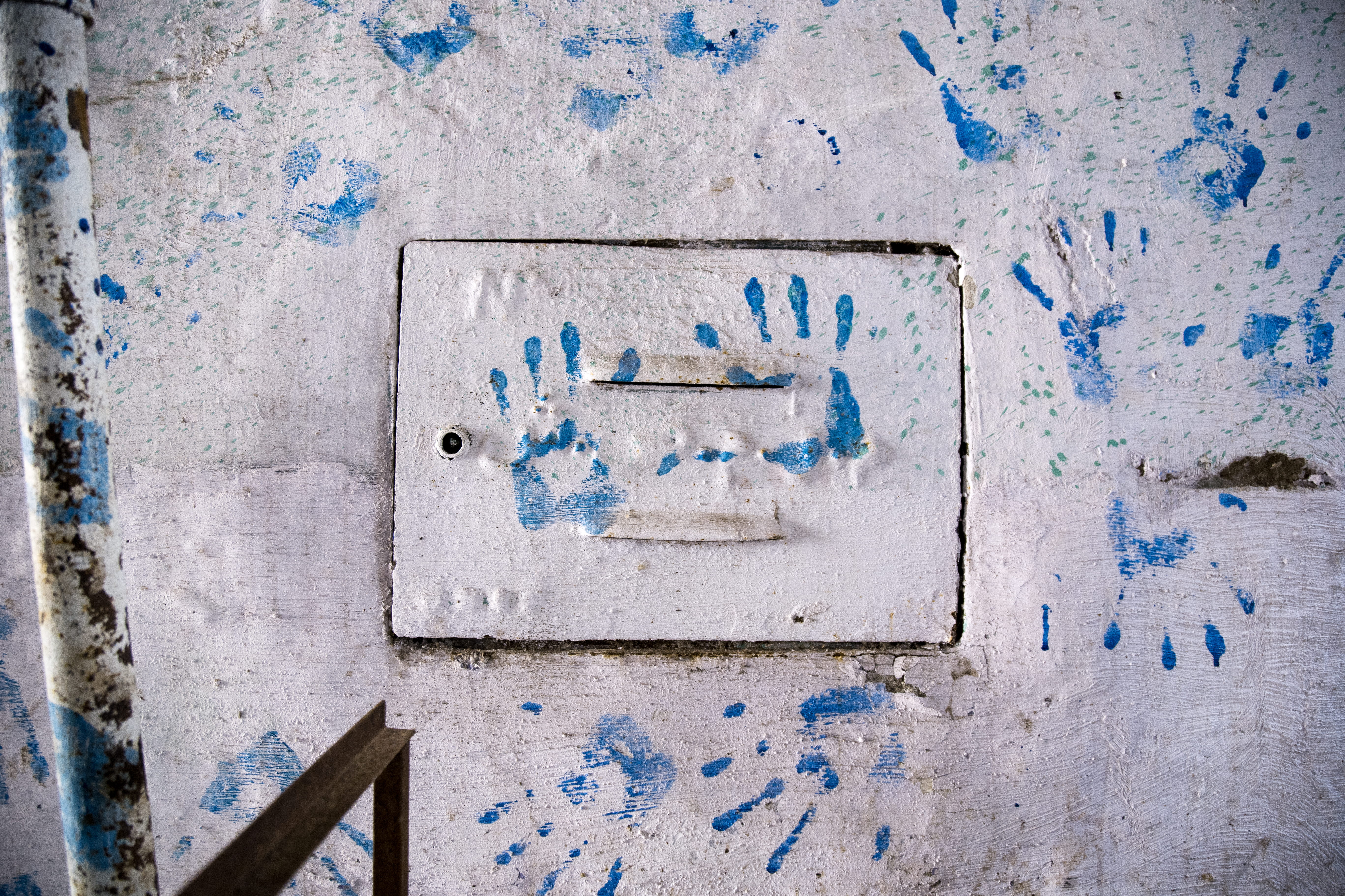 architecture, hand, outdoors, print, no people, concrete, day, western script, text, damaged, old, wood - material, wall, wall - building feature, graffiti, HD Wallpaper